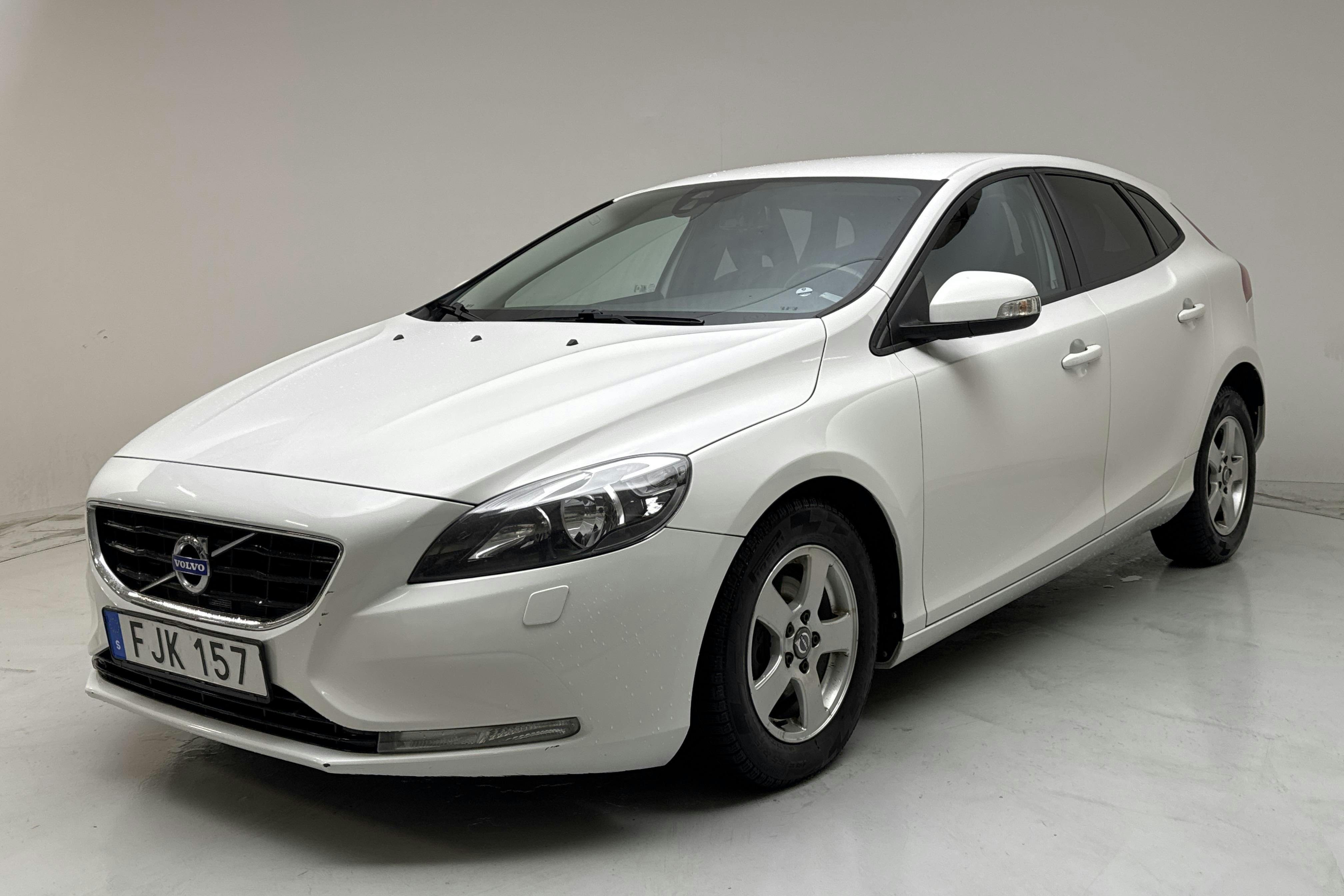 Esitlusfoto 1 aadressil 12: Volvo V40 D2 (115hk) - 108 430 km - Käsitsi - valge - 2015