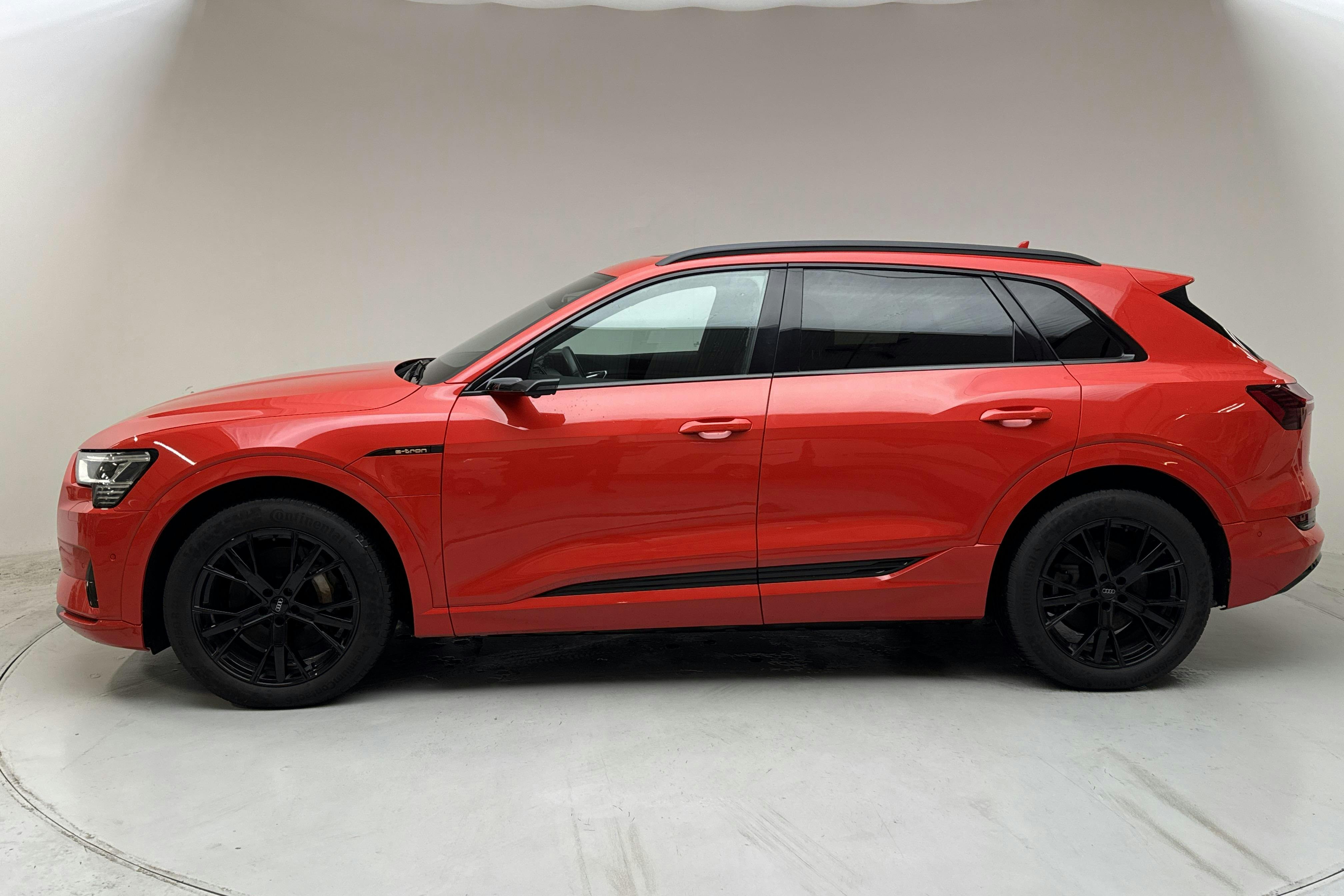 Presentationsfoto 2 av 22: Audi e-tron 55 quattro 95kWh (360hk) - 9 316 mil - Automat - röd - 2019