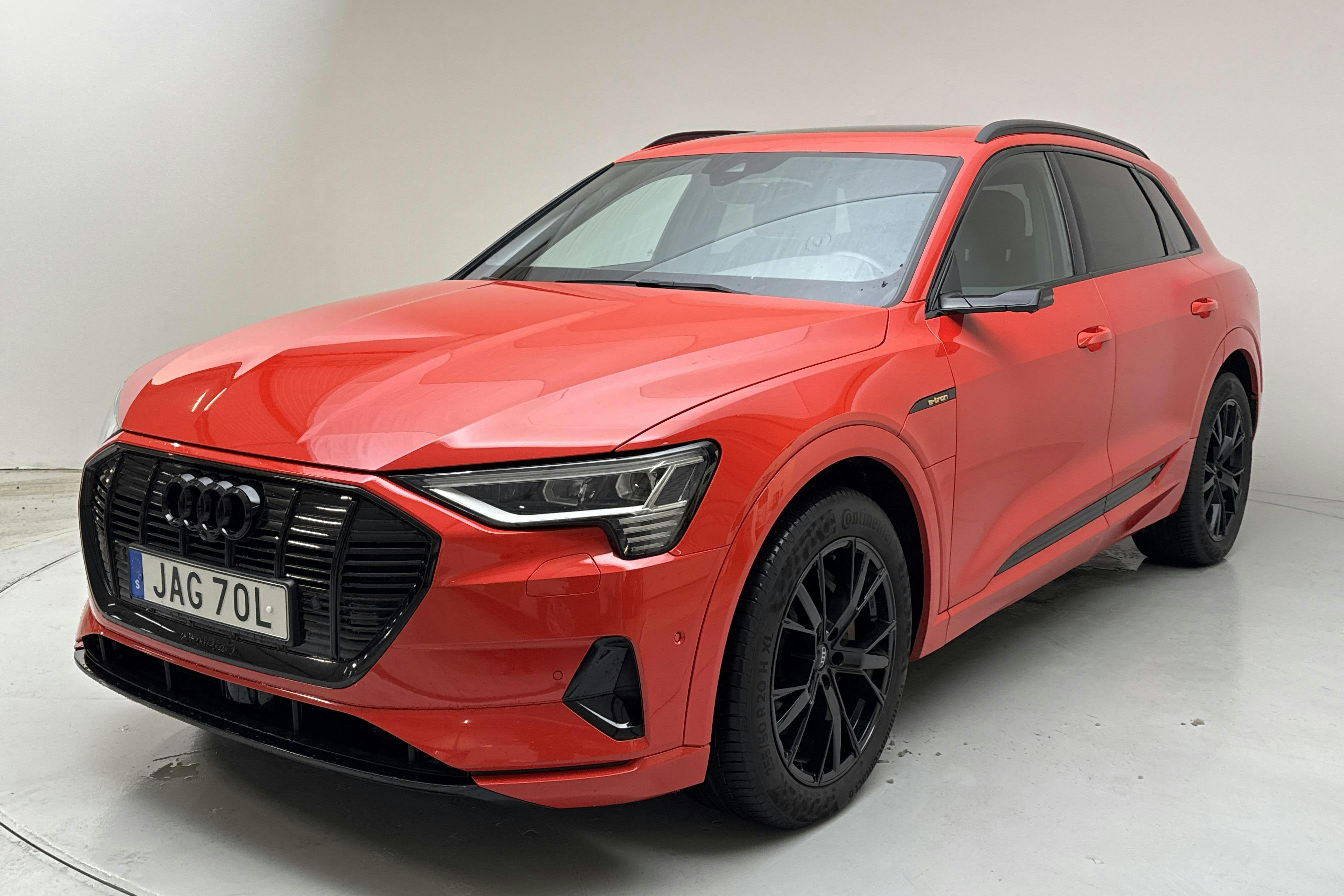 Presentationsfoto 1 av 22: Audi e-tron 55 quattro 95kWh (360hk) - 9 316 mil - Automat - röd - 2019