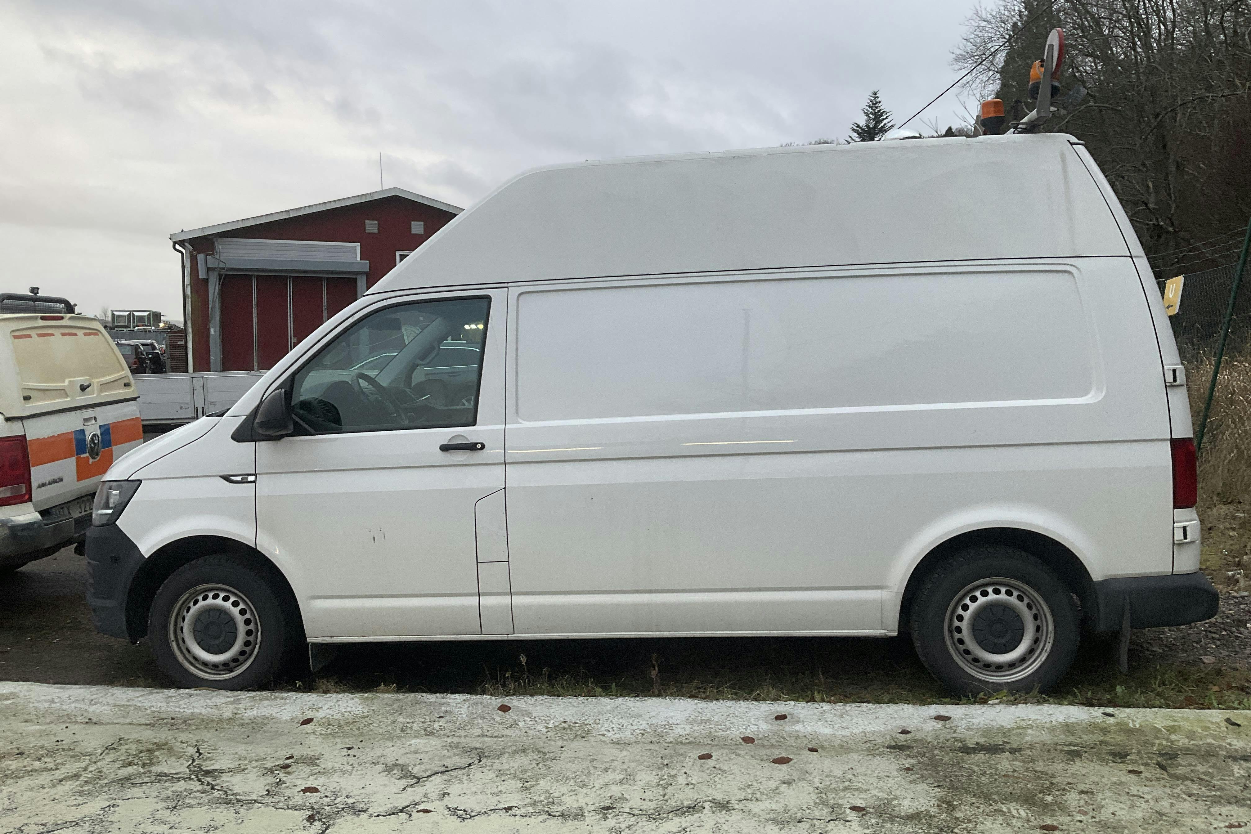 Presentation photo 2 of 14: VW Transporter T6 2.0 TDI BMT Skåp (150hk) - 189 200 km - Manual - white - 2018