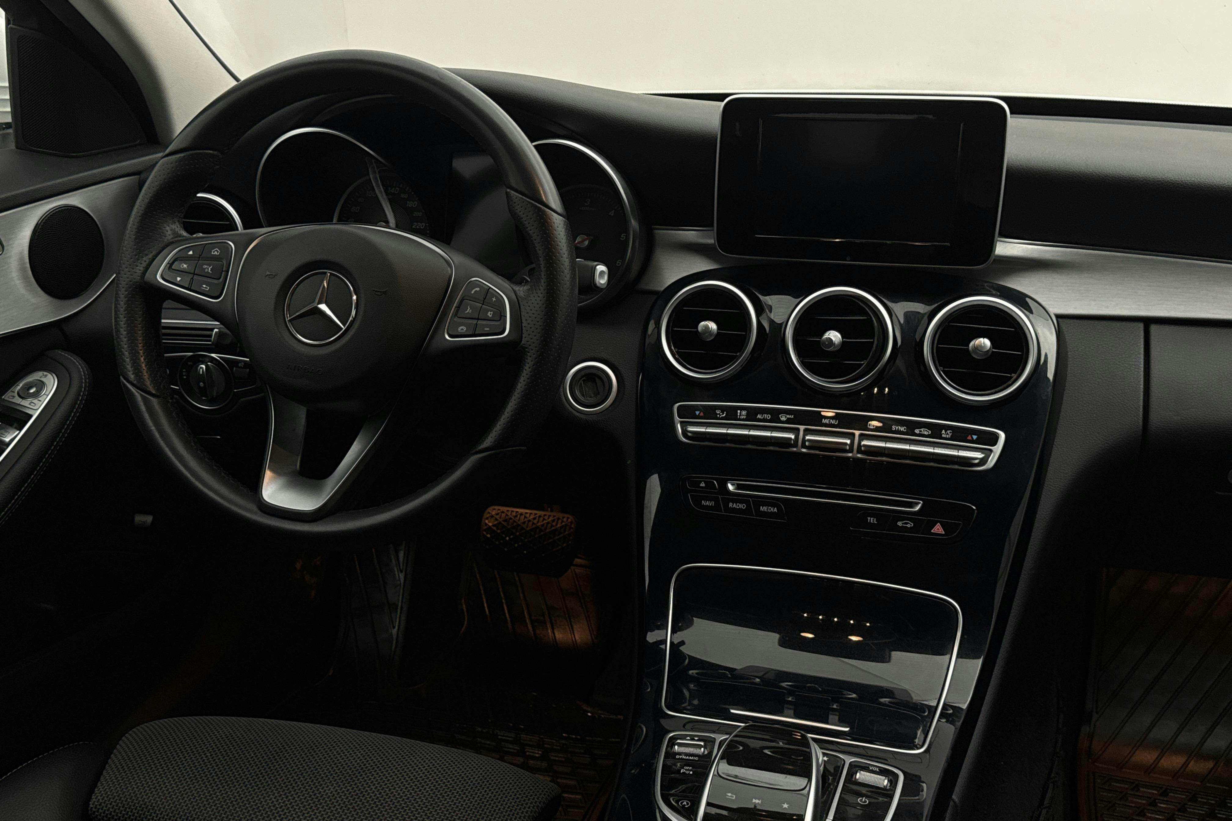 Esitlusfoto 18 aadressil 18: Mercedes C 220 d 4MATIC Kombi S205 (170hk) - 105 610 km - Automaatne - valge - 2018