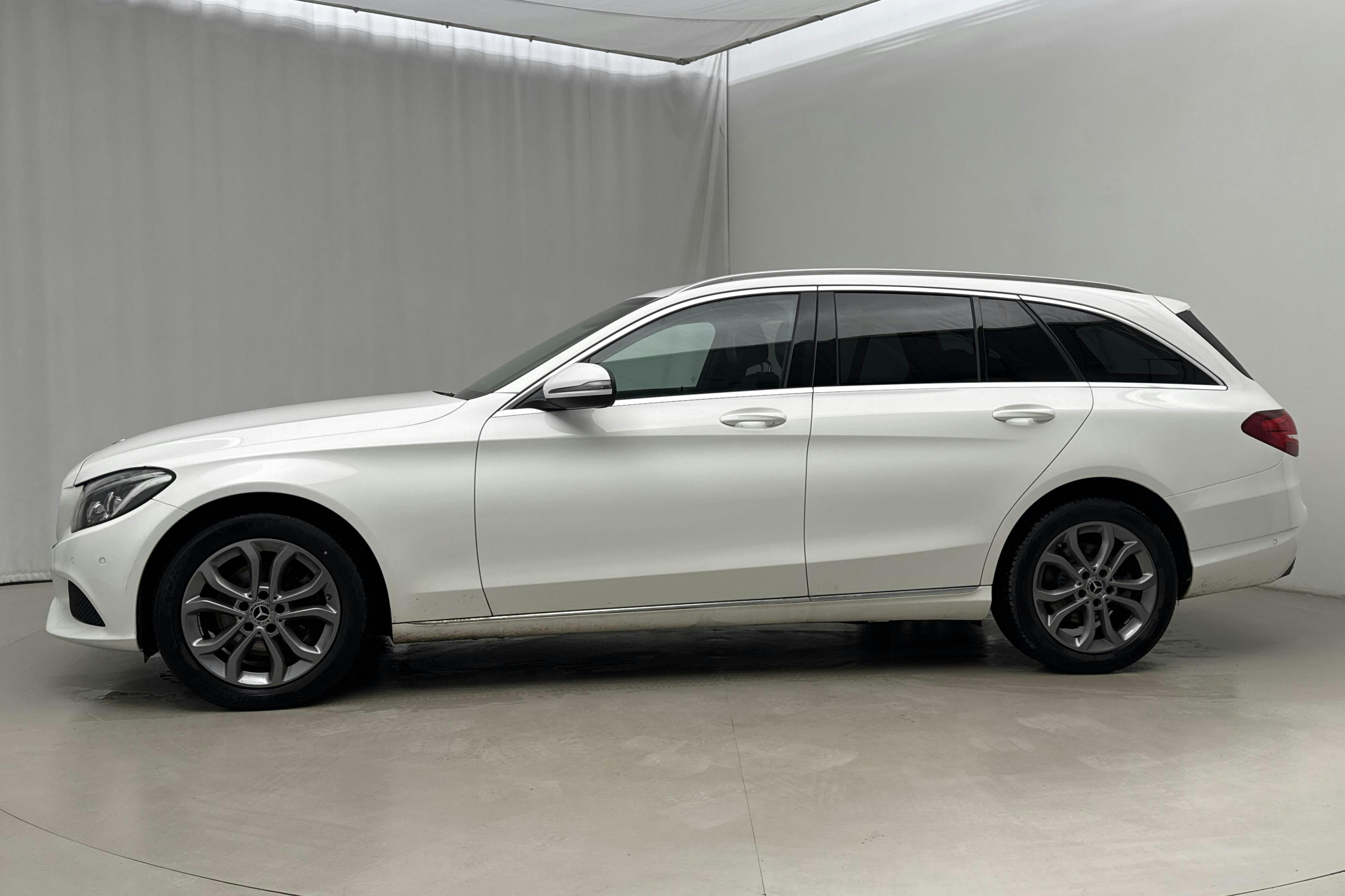 Esitlusfoto 2 aadressil 18: Mercedes C 220 d 4MATIC Kombi S205 (170hk) - 105 610 km - Automaatne - valge - 2018