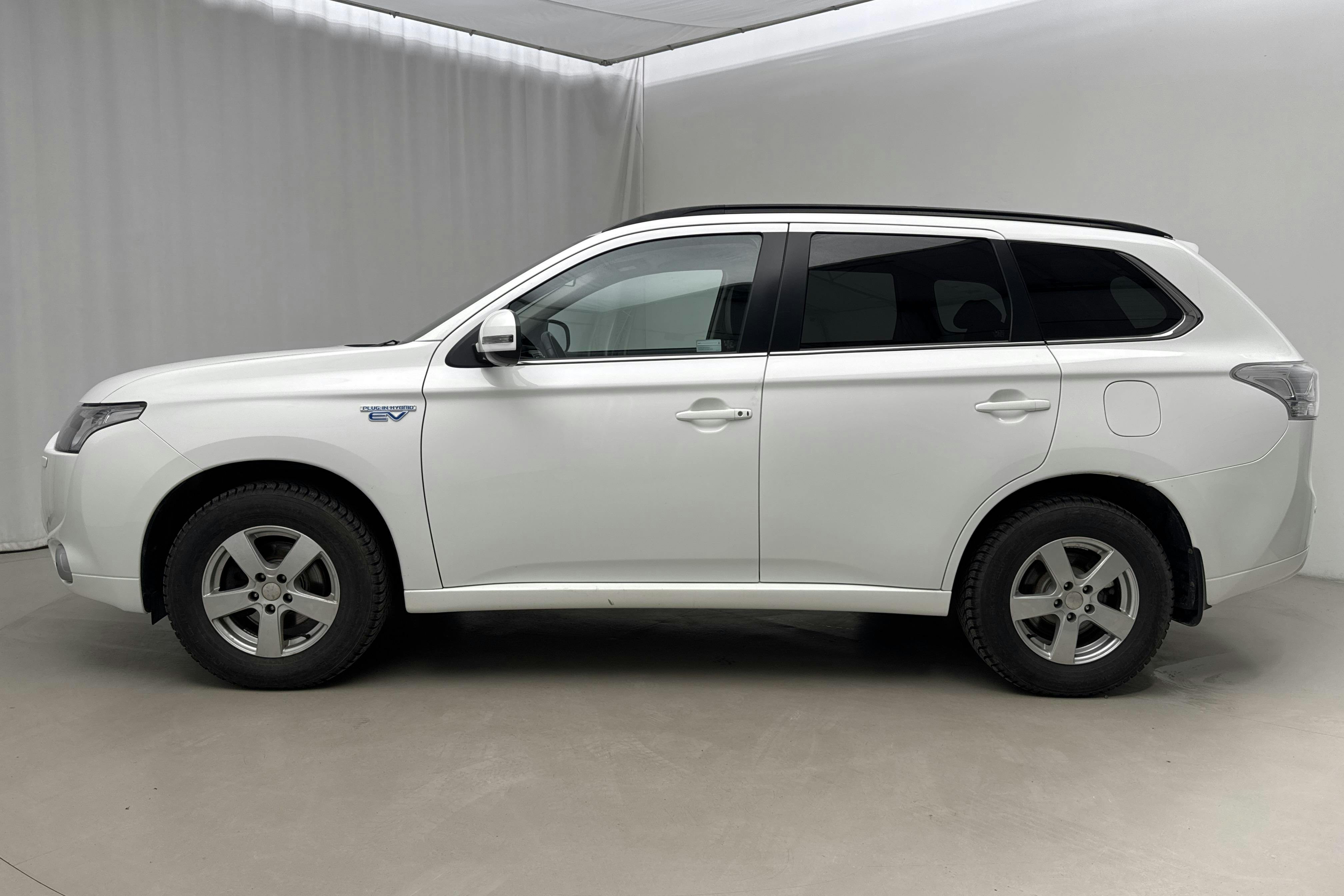 Presentation photo 2 of 20: Mitsubishi Outlander 2.0 Plug-in Hybrid 4WD (121hk) - 66 050 km - Automatic - white - 2014