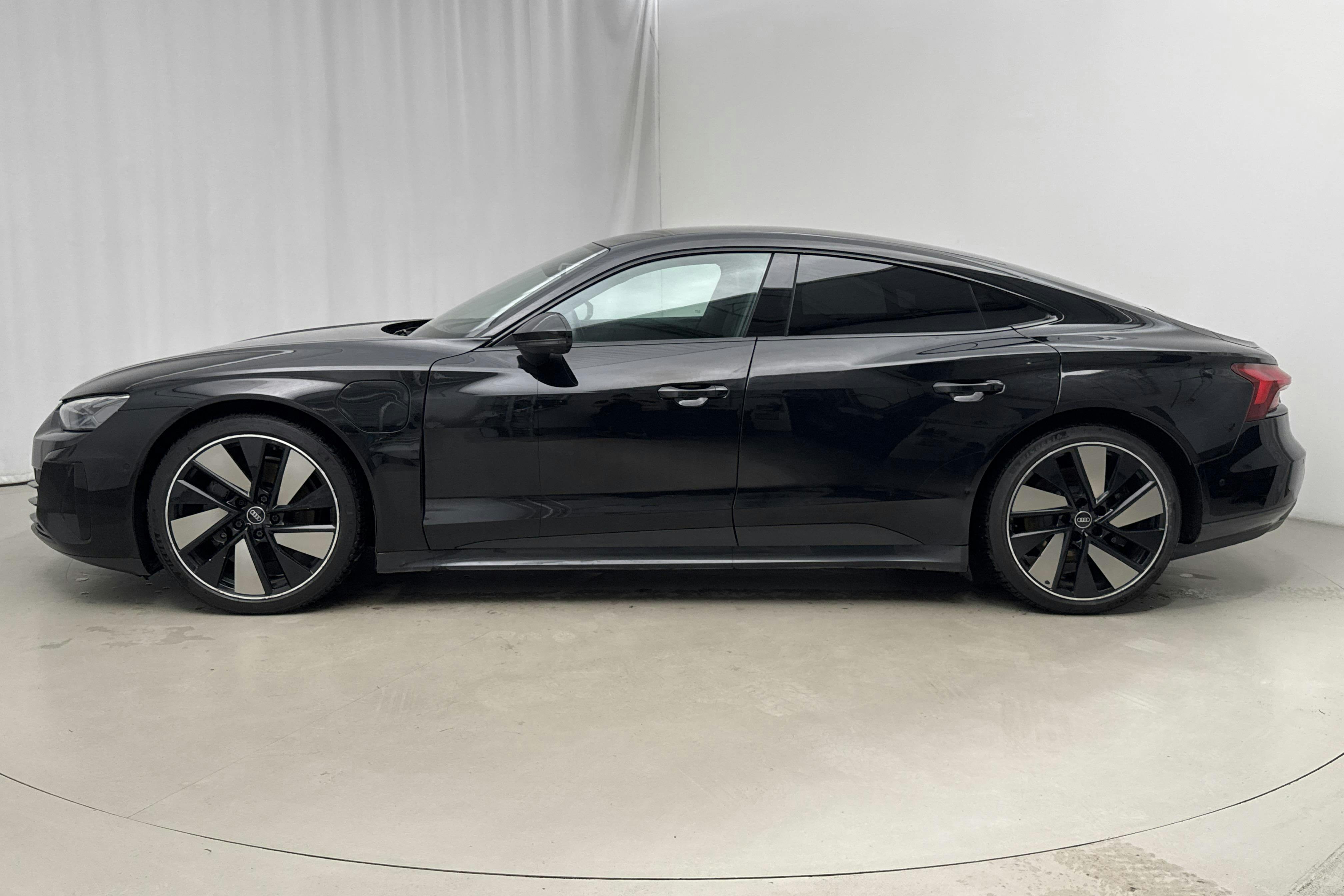 Esitlusfoto 2 aadressil 23: Audi e-tron GT 60 quattro (476hk) - 84 620 km - Automaatne - must - 2022