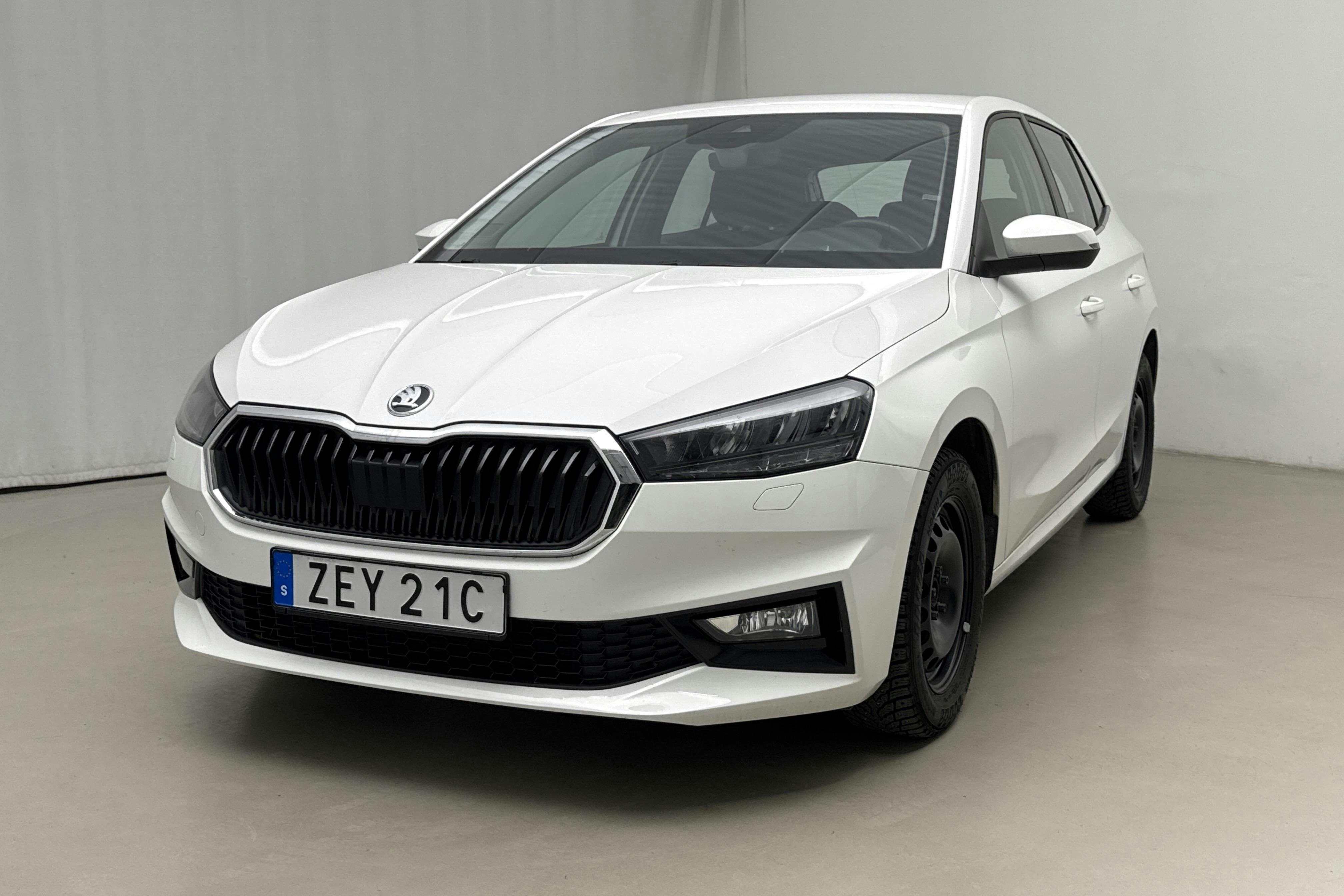 Presentationsfoto 1 av 17: Skoda Fabia 1.0 TSI (110hk) - 9 795 mil - Automat - vit - 2022