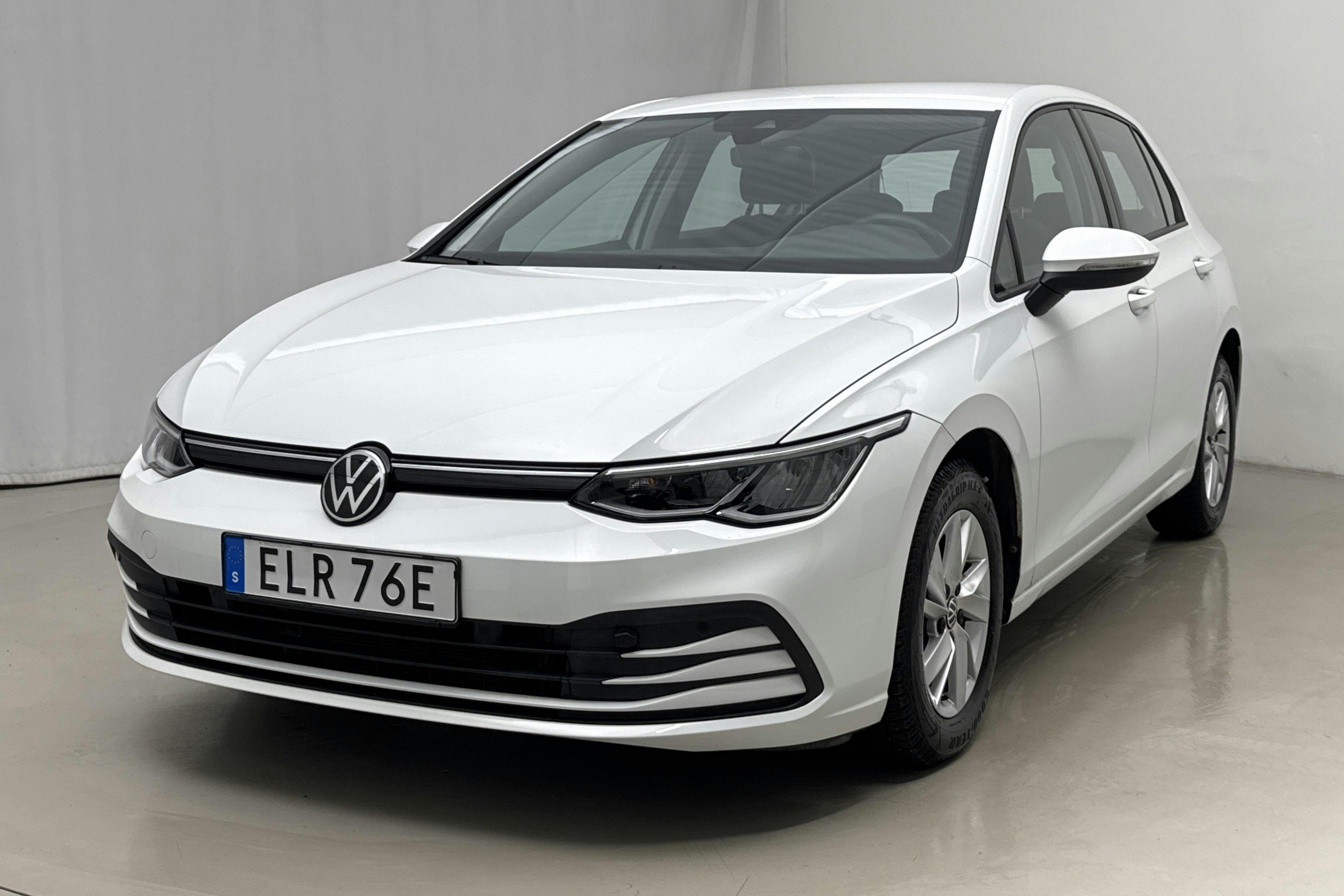 Zdjęcie prezentacyjne 1 z 19: VW Golf VIII TGI 5dr (130hk) - 23 240 km - Automatyczna - biały - 2022