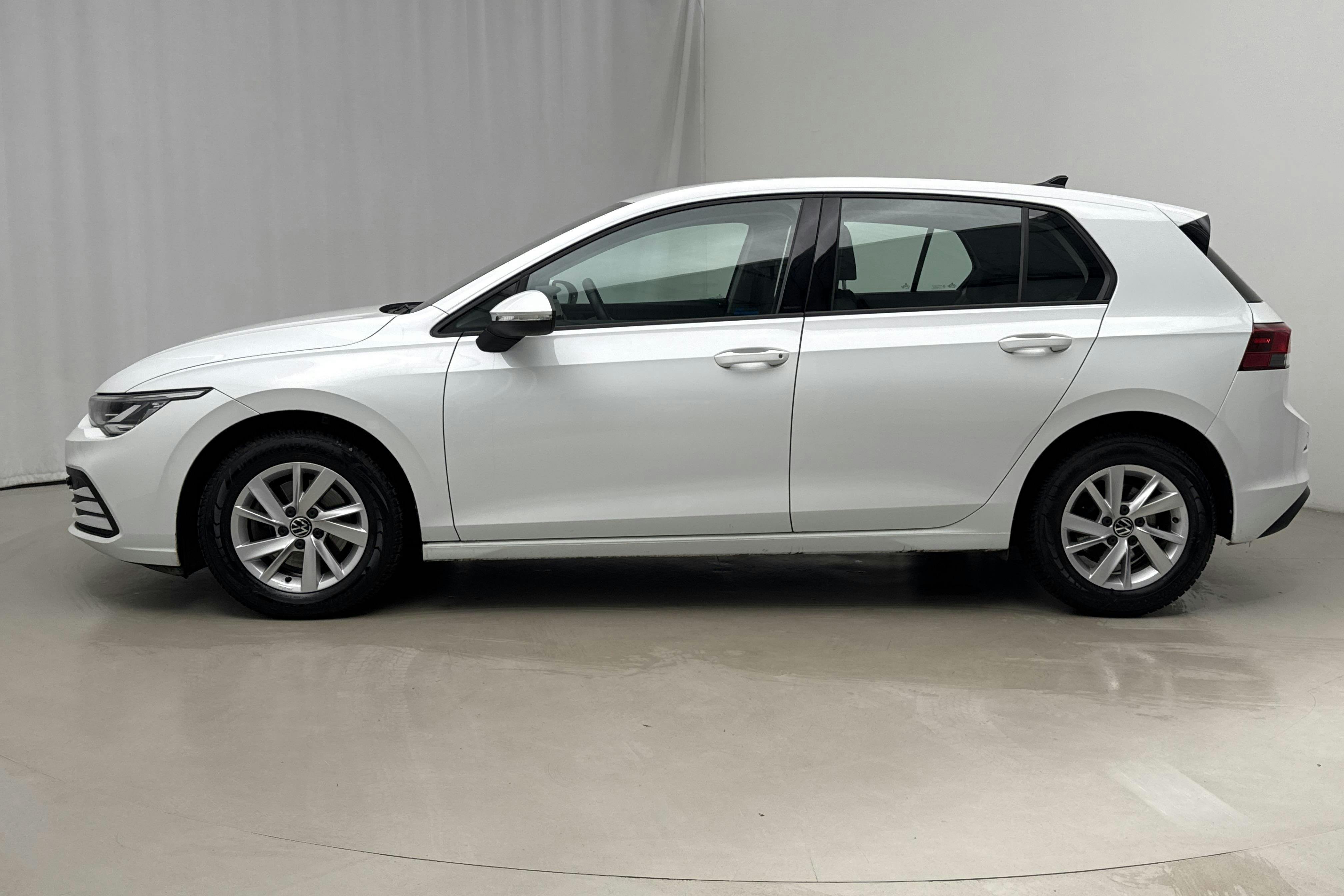 Zdjęcie prezentacyjne 2 z 19: VW Golf VIII TGI 5dr (130hk) - 23 240 km - Automatyczna - biały - 2022
