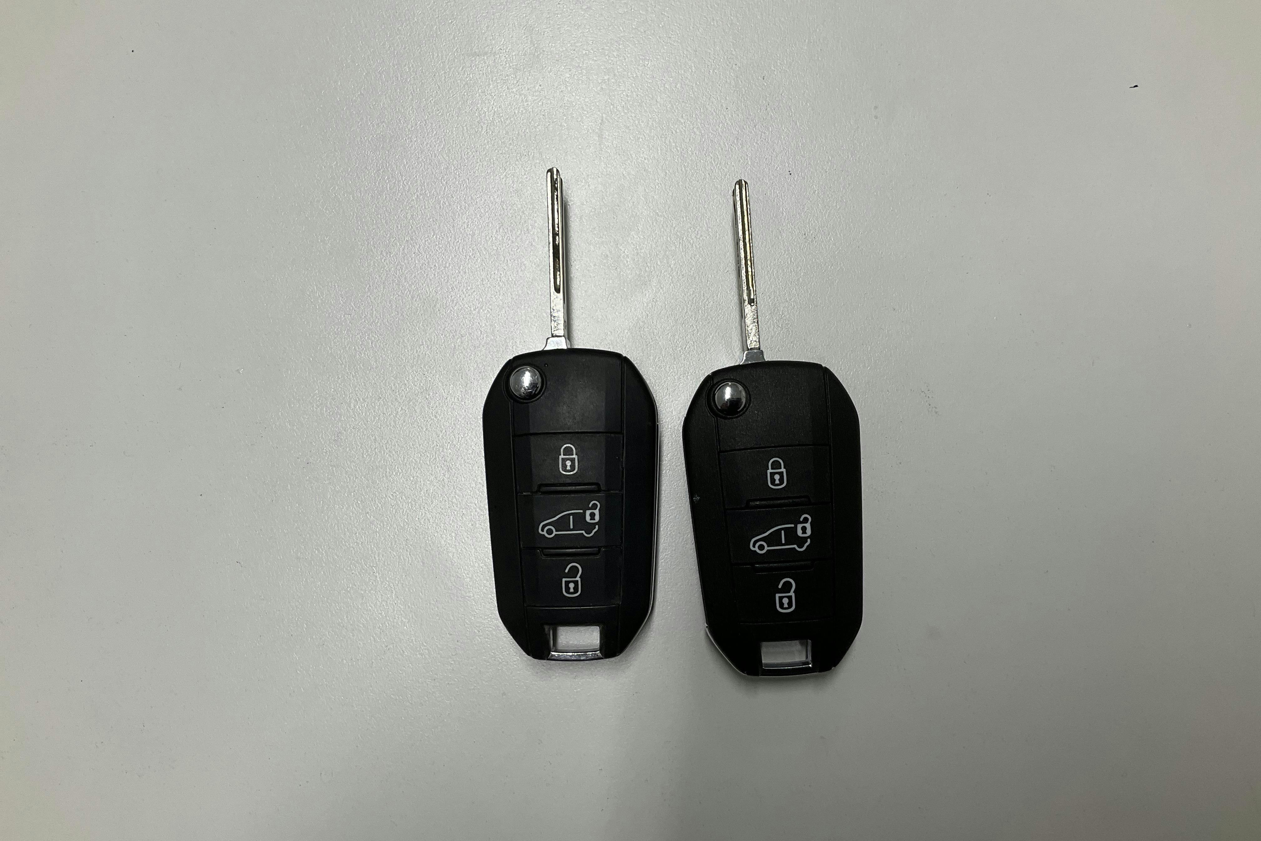 Presentation photo 16 of 16: Peugeot e-Expert Skåp 75kWh (136hk) - 20 540 km - Automatic - white - 2023