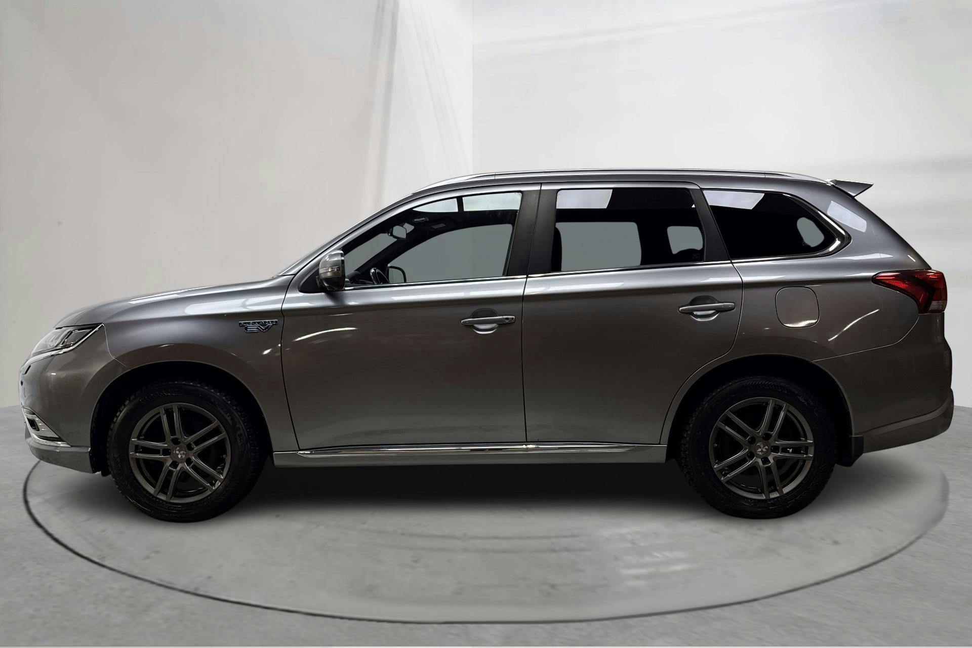 Presentation photo 2 of 21: Mitsubishi Outlander 2.4 Plug-in Hybrid 4WD (136hk) - 176 270 km - Automatic - gray - 2019