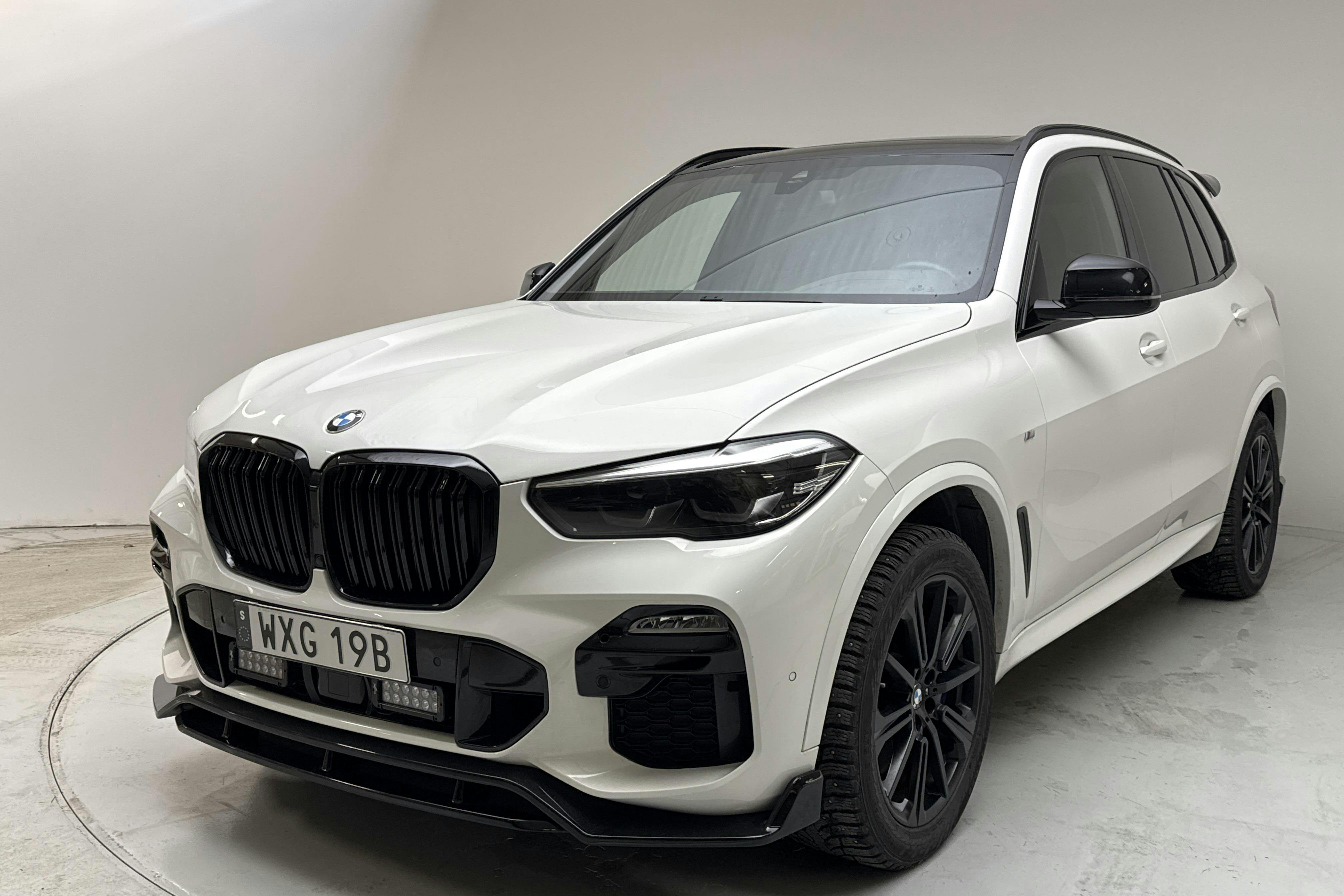 Presentationsfoto 1 av 26: BMW X5 xDrive30d, G05 (265hk) - 10 588 mil - Automat - vit - 2019