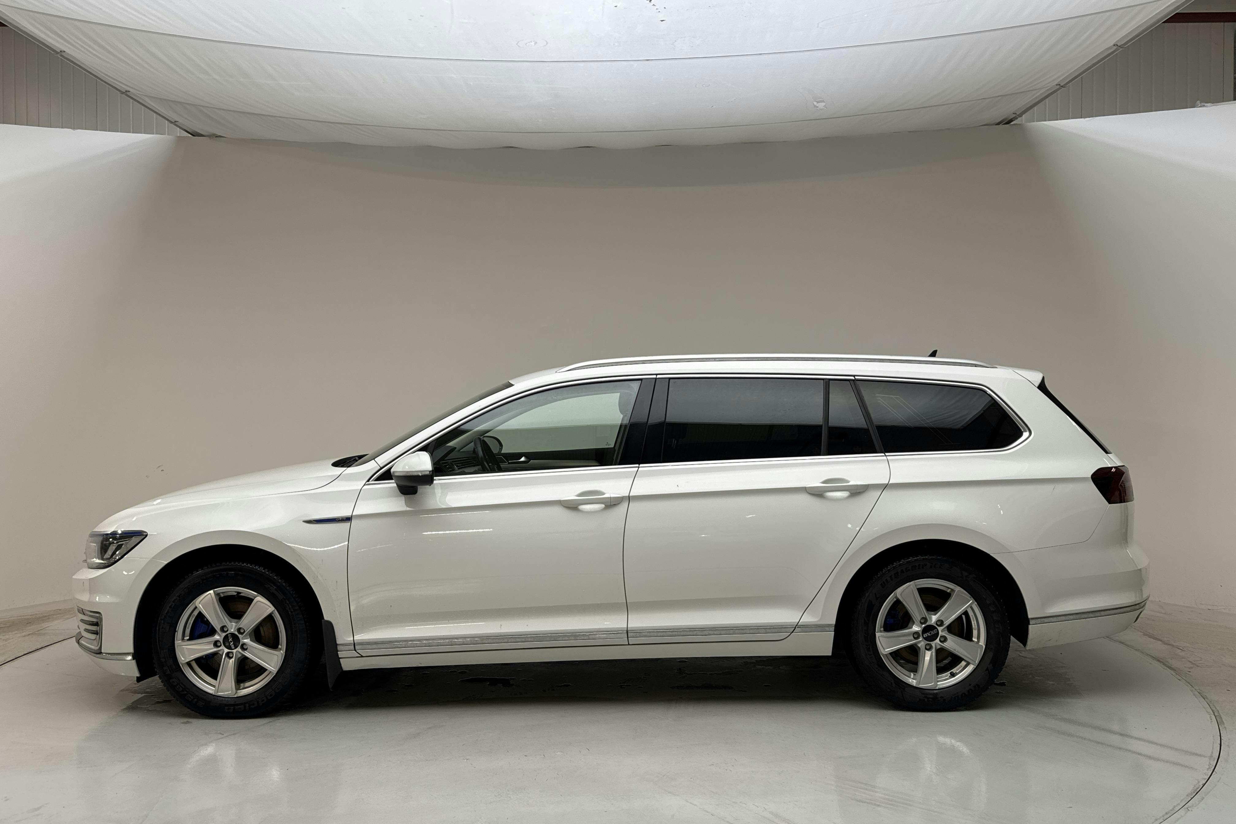 Präsentationsfoto 2 von 14: VW Passat 1.4 Plug-in-Hybrid Sportscombi (218hk) - 91 430 Kilometer - Verkaufsautomat - Weiß - 2016