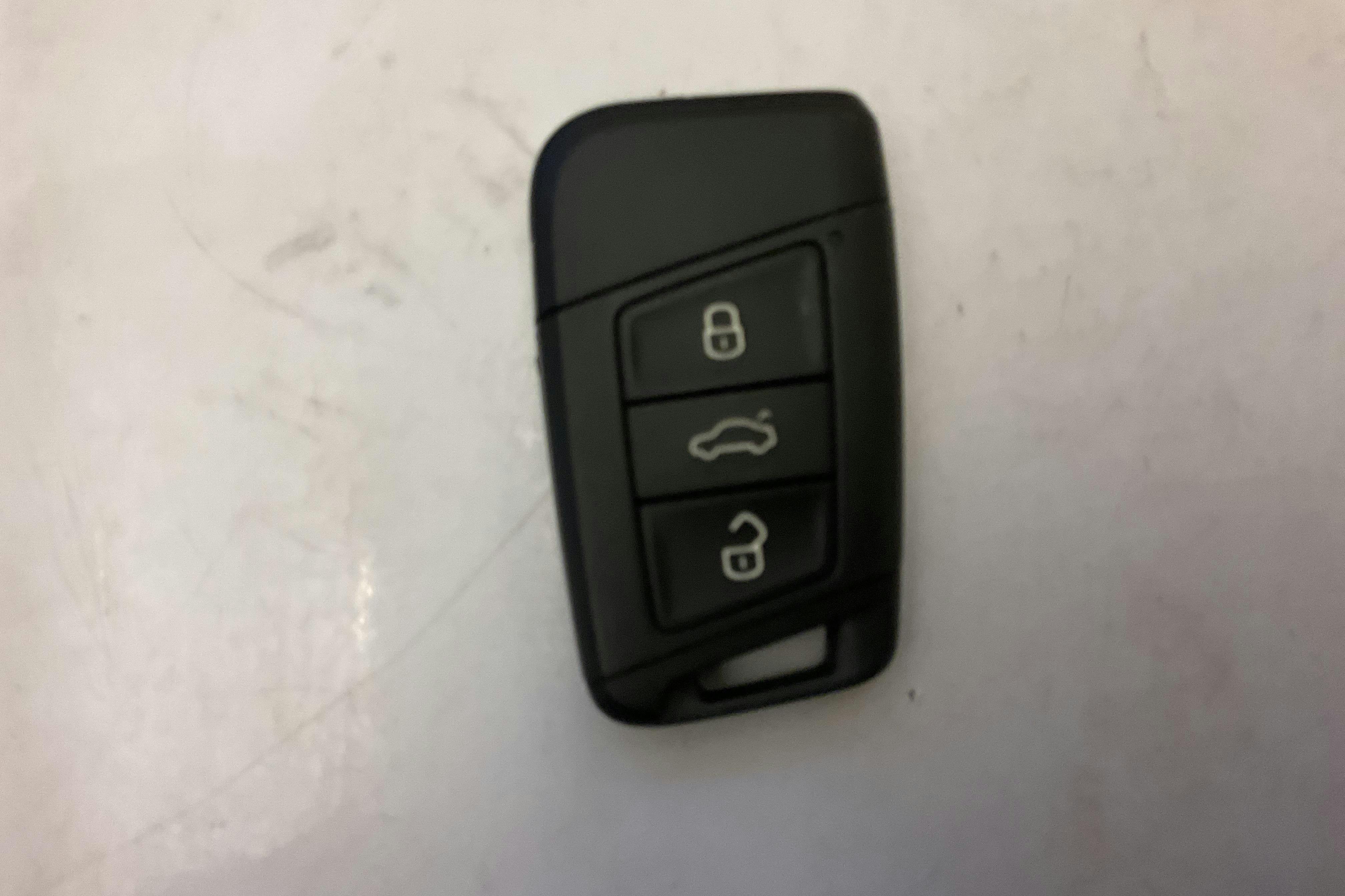 Präsentationsfoto 14 von 14: VW Passat 1.4 Plug-in-Hybrid Sportscombi (218hk) - 91 430 Kilometer - Verkaufsautomat - Weiß - 2016