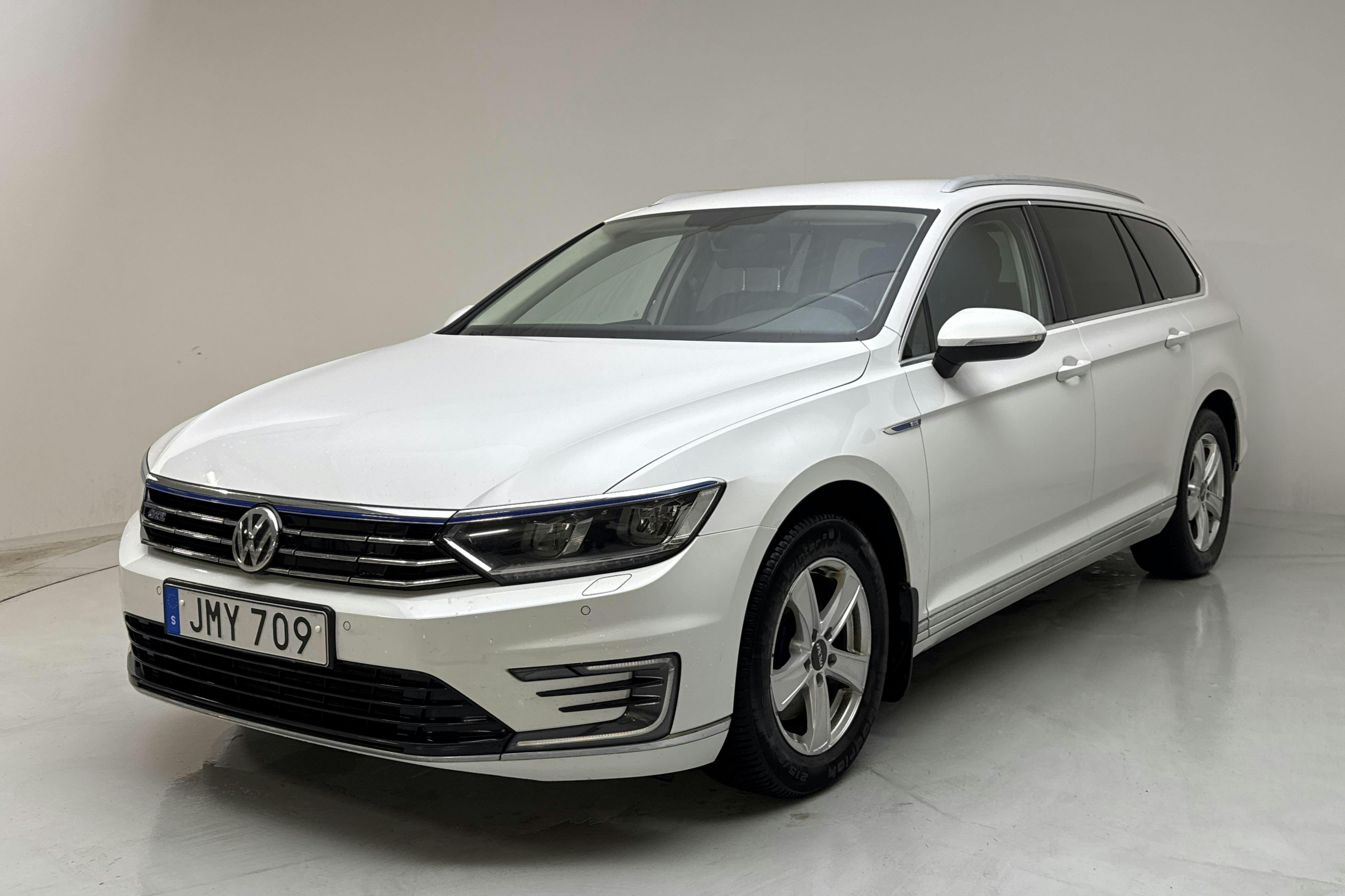 Präsentationsfoto 1 von 14: VW Passat 1.4 Plug-in-Hybrid Sportscombi (218hk) - 91 430 Kilometer - Verkaufsautomat - Weiß - 2016