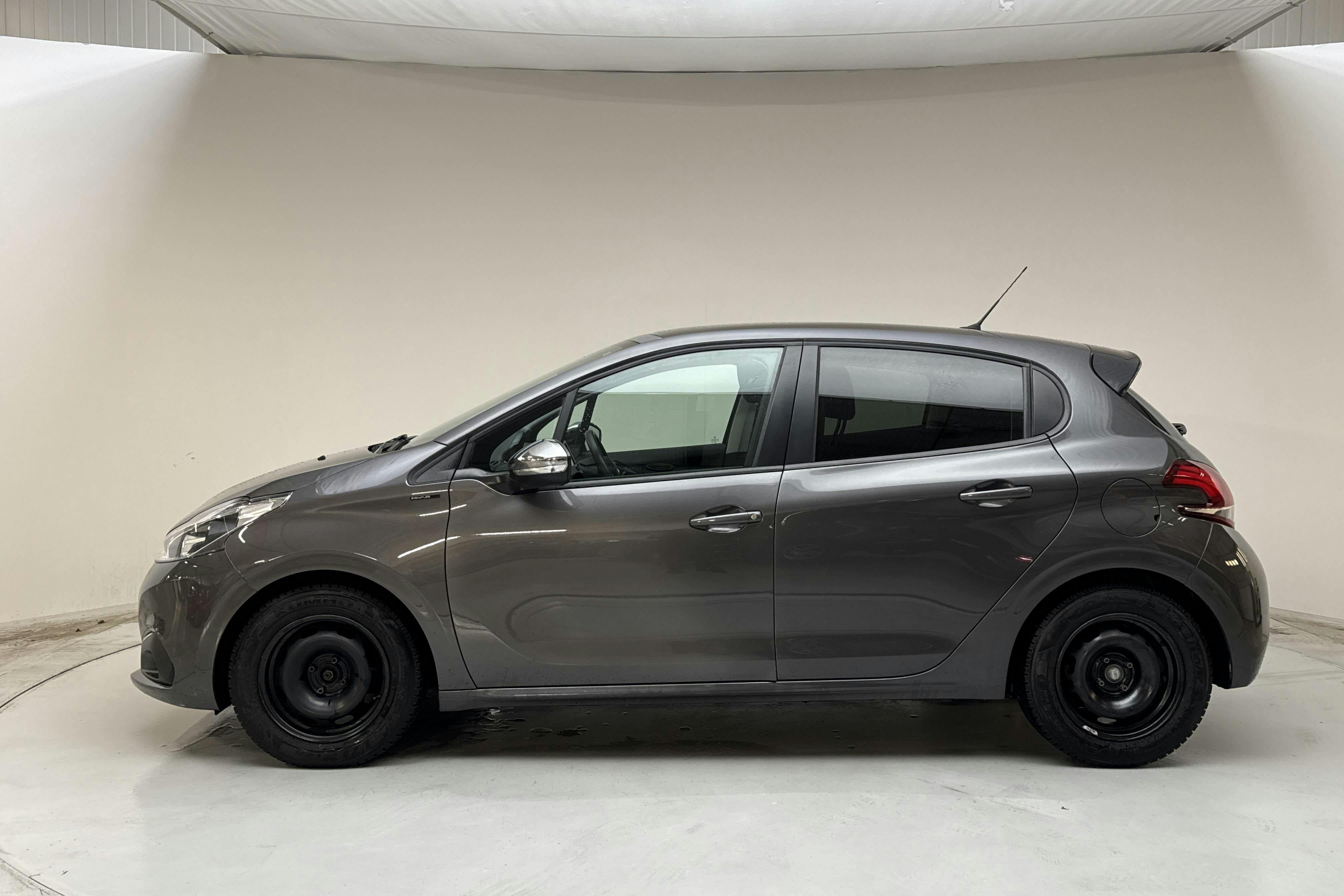 Presentation photo 2 of 13: Peugeot 208 PureTech 5dr (82hk) - 82 490 km - Manual - gray - 2020