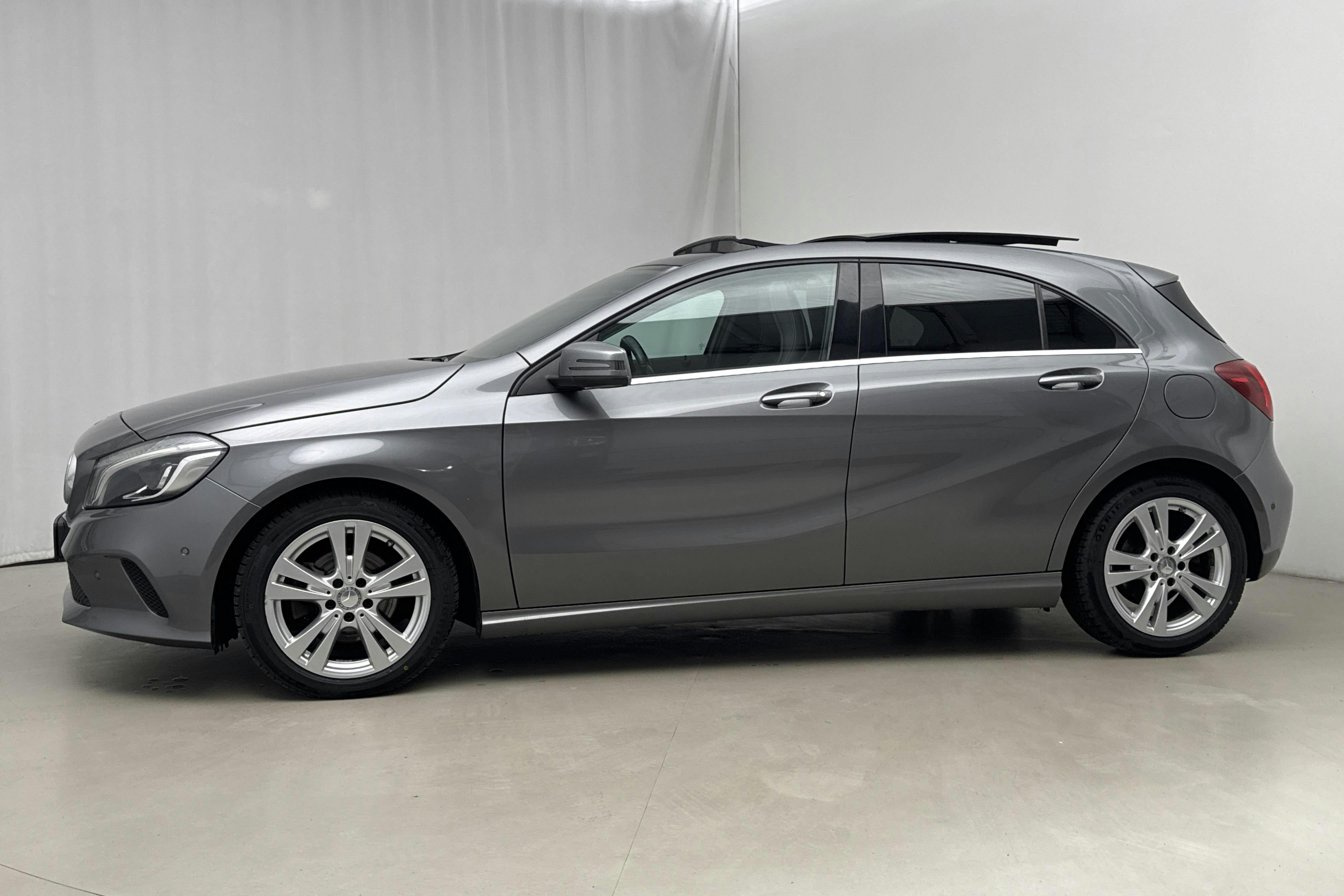 Presentation photo 2 of 18: Mercedes A 180 5dr W176 (122hk) - 94 500 km - Automatic - Dark Grey - 2016