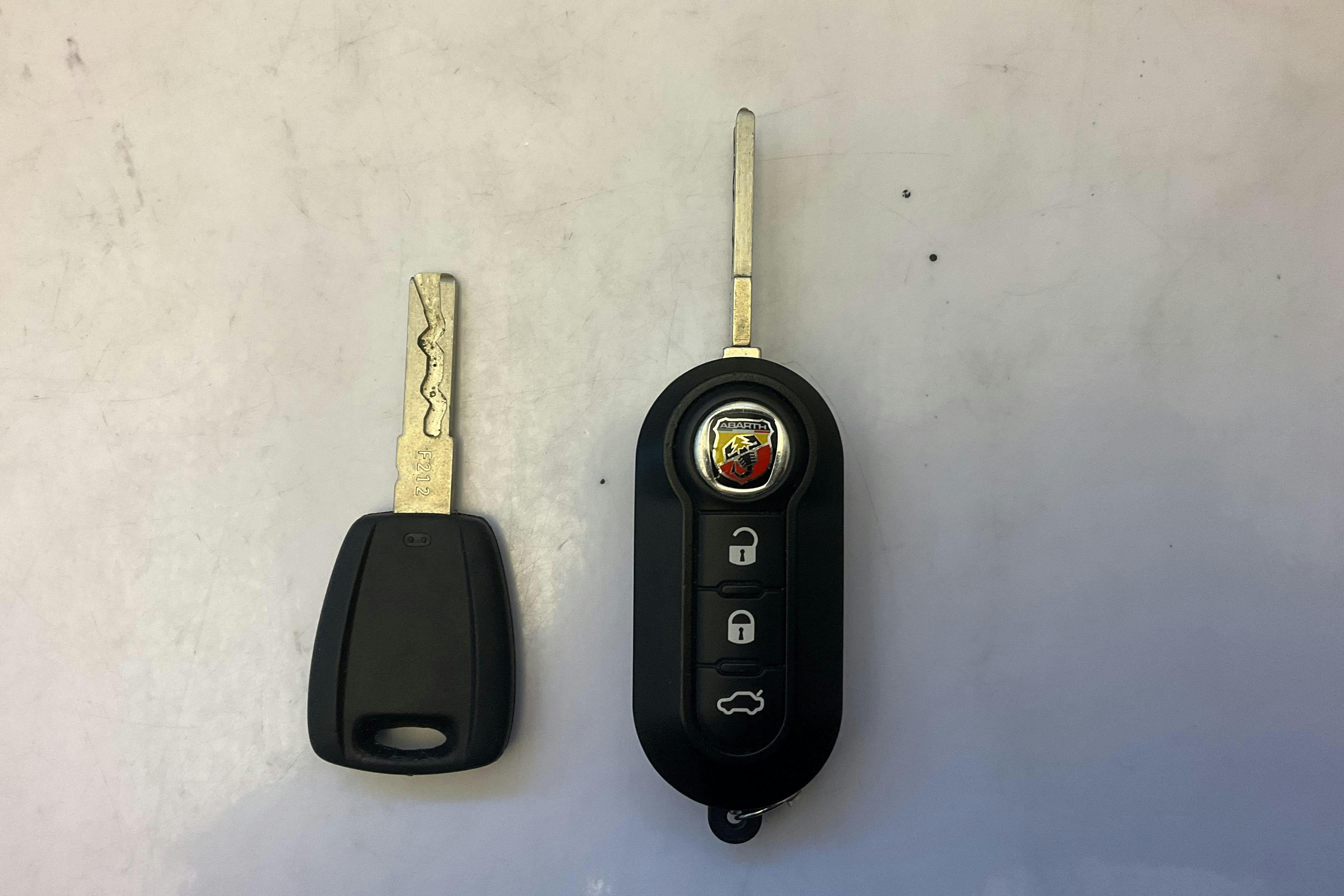 Presentation photo 13 of 13: Abarth Abarth 595 (165hk) - 41 340 km - Manual - gray - 2022