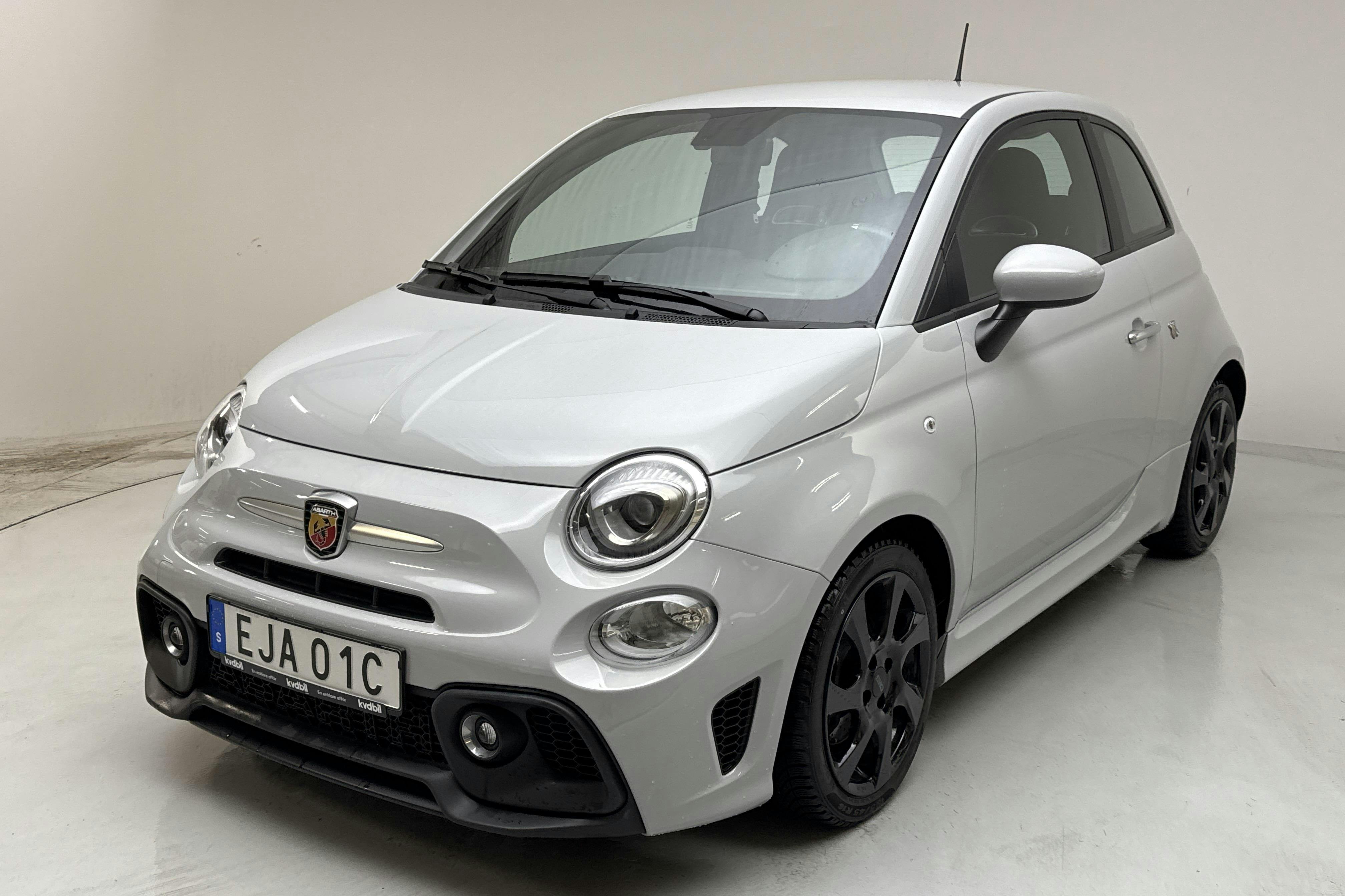 Presentation photo 1 of 13: Abarth Abarth 595 (165hk) - 41 340 km - Manual - gray - 2022