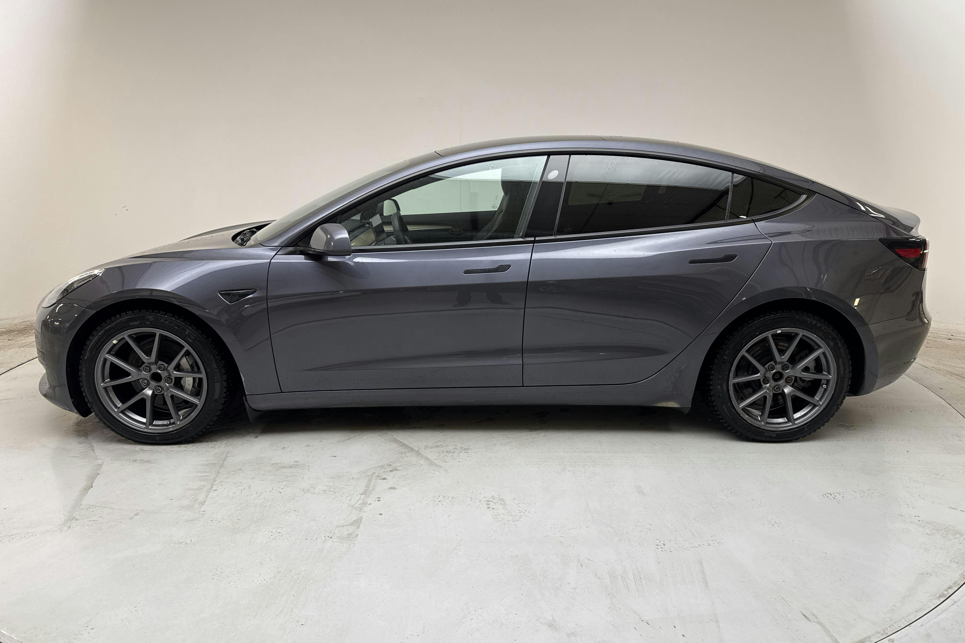 Presentation photo 2 of 19: Tesla Model 3 Standard Range RWD - 147 000 km - Automatic - gray - 2021