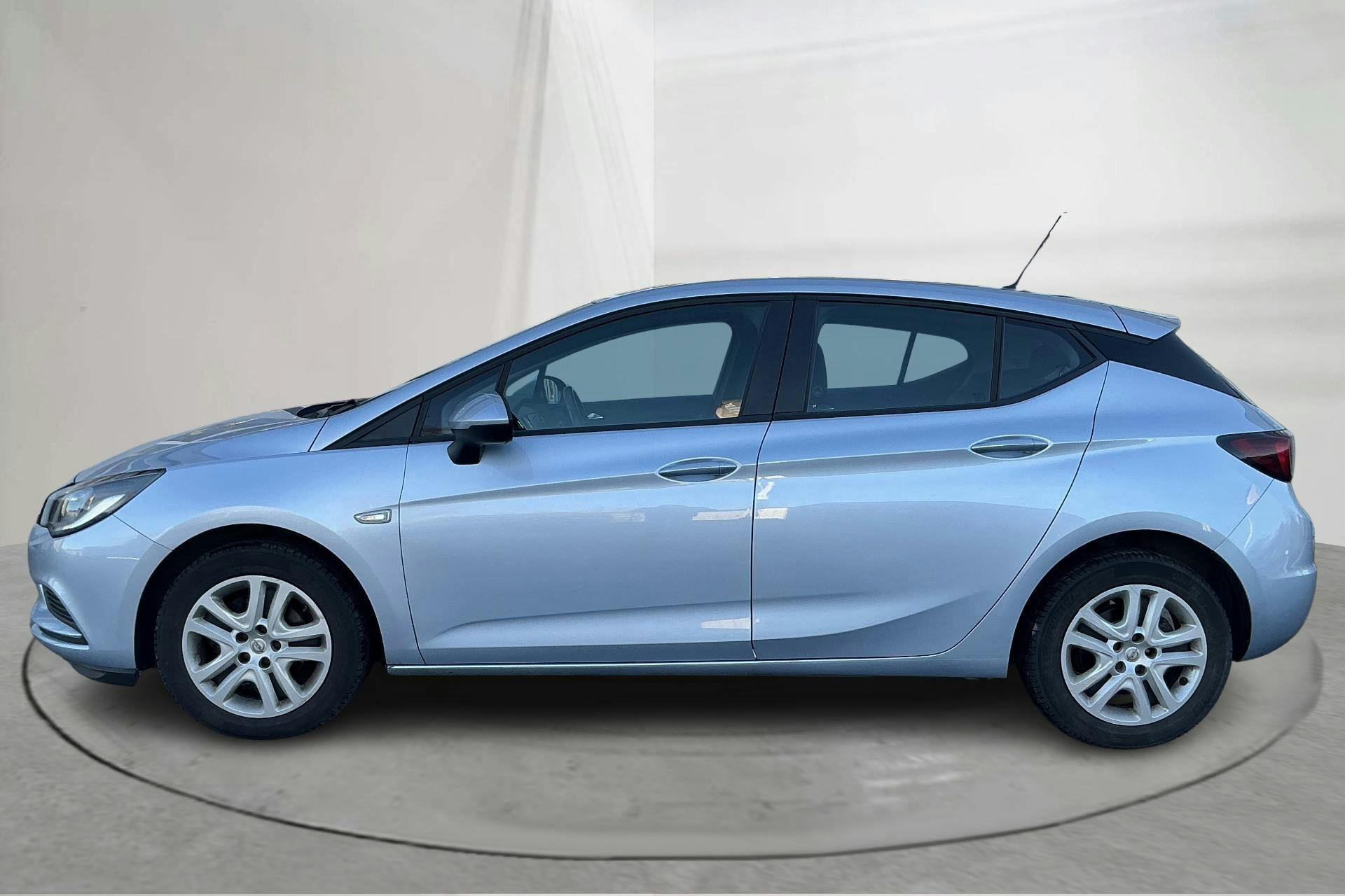 Presentation photo 2 of 13: Opel Astra 1.0 Turbo ECOTEC 5dr (105hk) - 63 150 km - Manual - gray - 2016