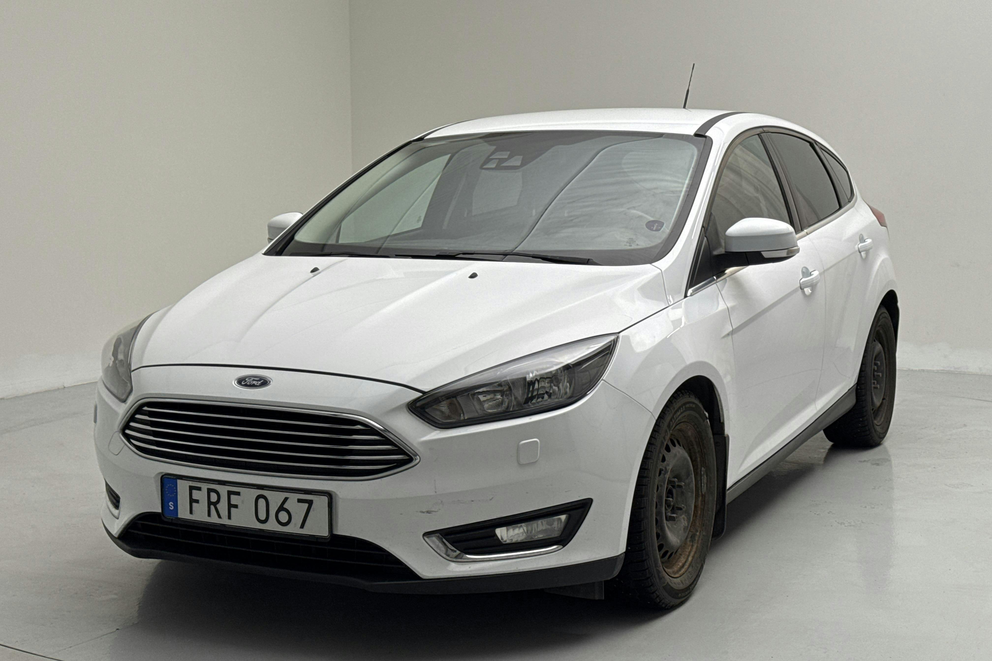 Presentationsfoto 1 av 13: Ford Focus 1.0 EcoBoost 5dr (125hk) - 11 054 mil - Manuell - vit - 2015
