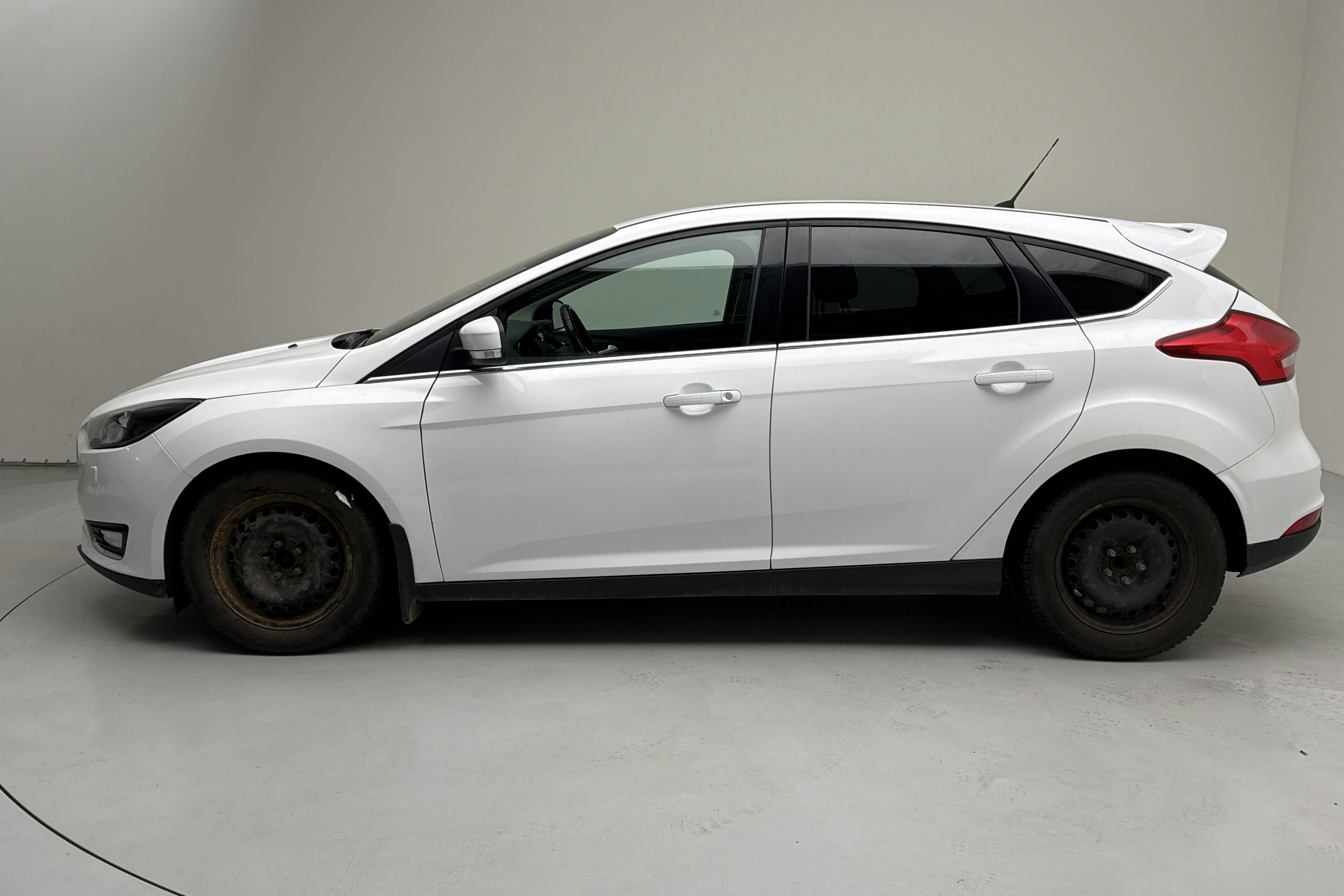 Presentationsfoto 2 av 13: Ford Focus 1.0 EcoBoost 5dr (125hk) - 11 054 mil - Manuell - vit - 2015