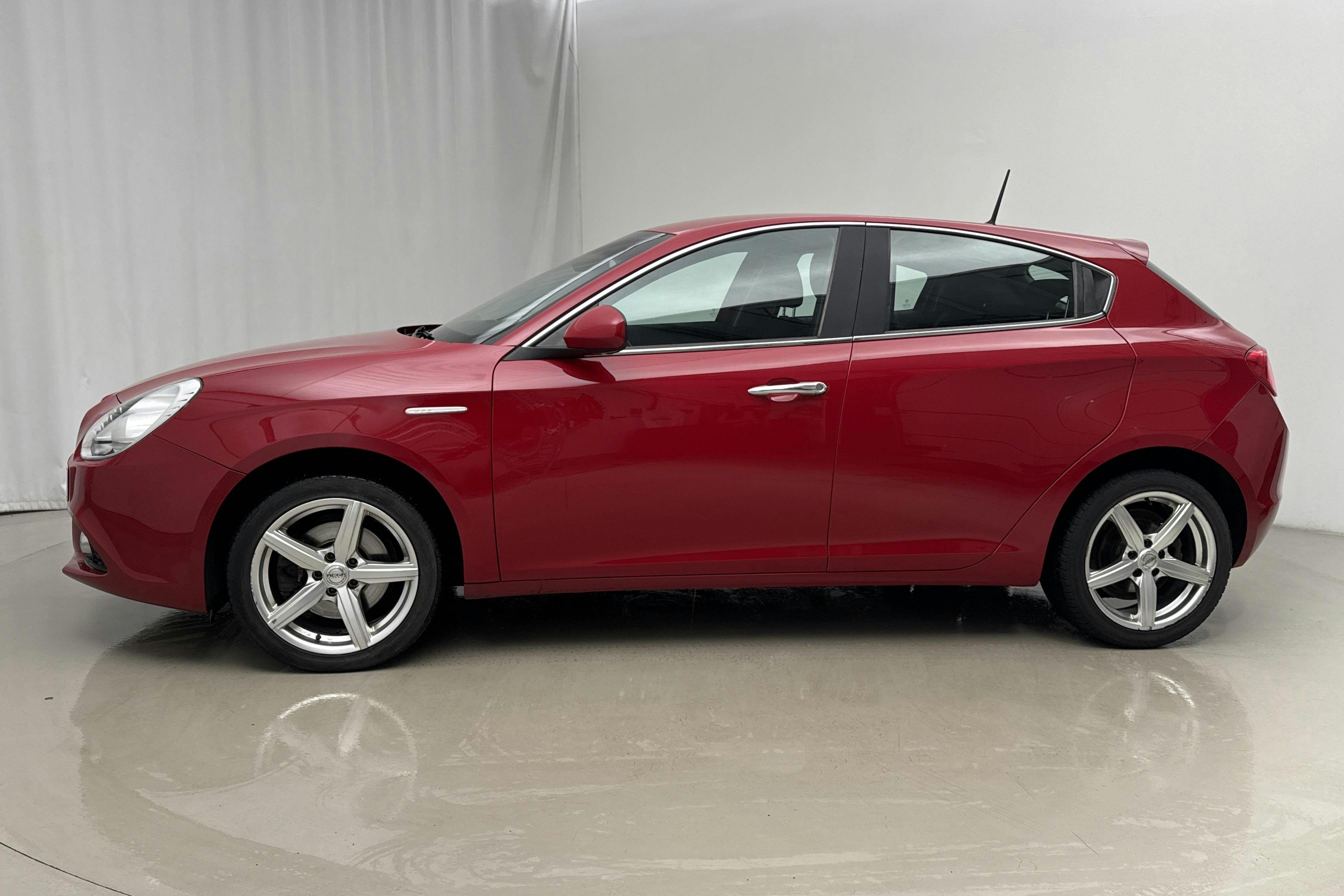 Presentation photo 2 of 16: Alfa Romeo Giulietta 1.4 MultiAir Turbo (170hk) - 181 600 km - Automatic - red - 2016