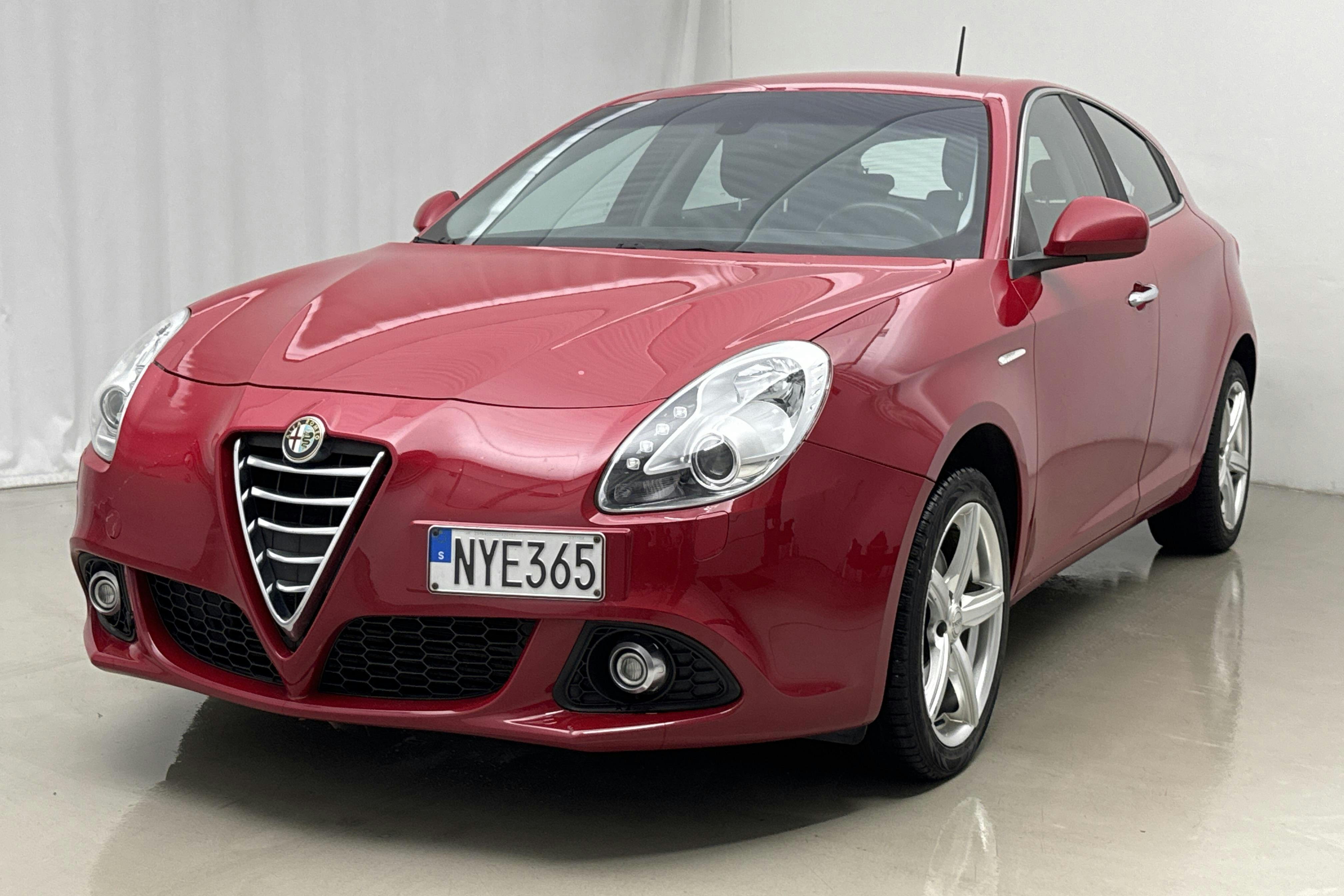 Presentation photo 1 of 16: Alfa Romeo Giulietta 1.4 MultiAir Turbo (170hk) - 181 600 km - Automatic - red - 2016