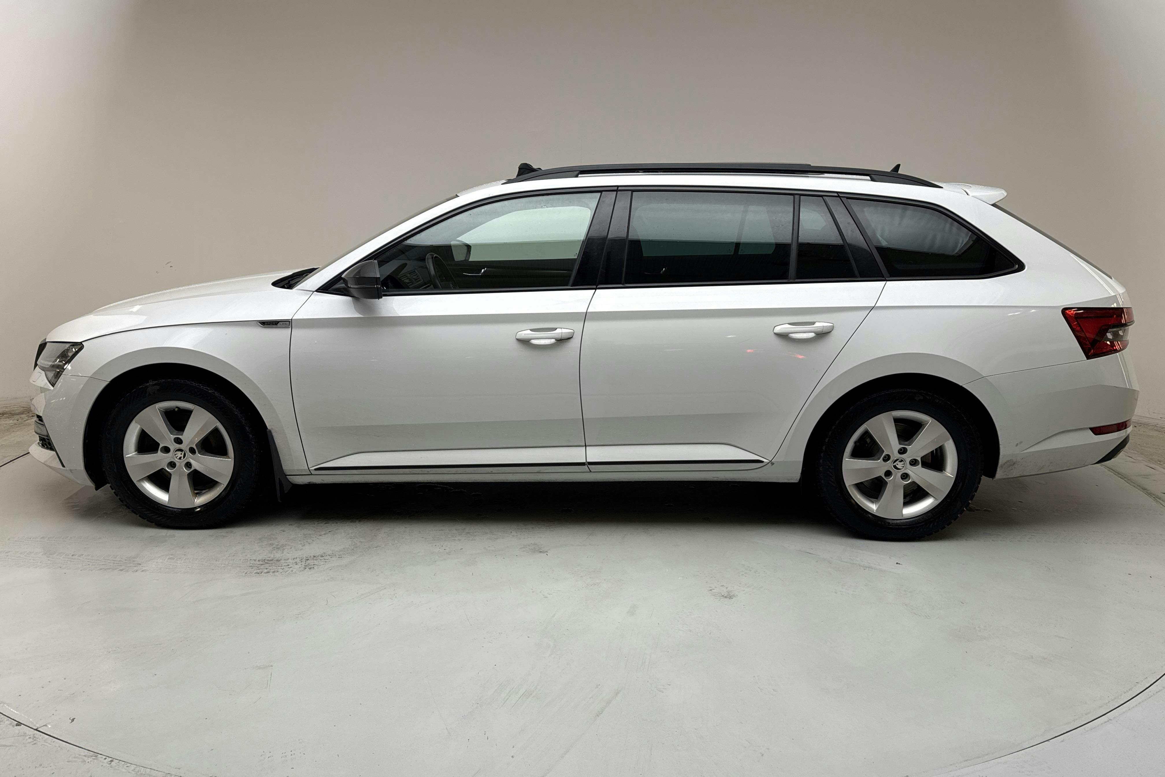 Presentation photo 2 of 17: Skoda Superb 1.4 TSI PHEV Kombi (218hk) - 139 480 km - Automatic - white - 2020