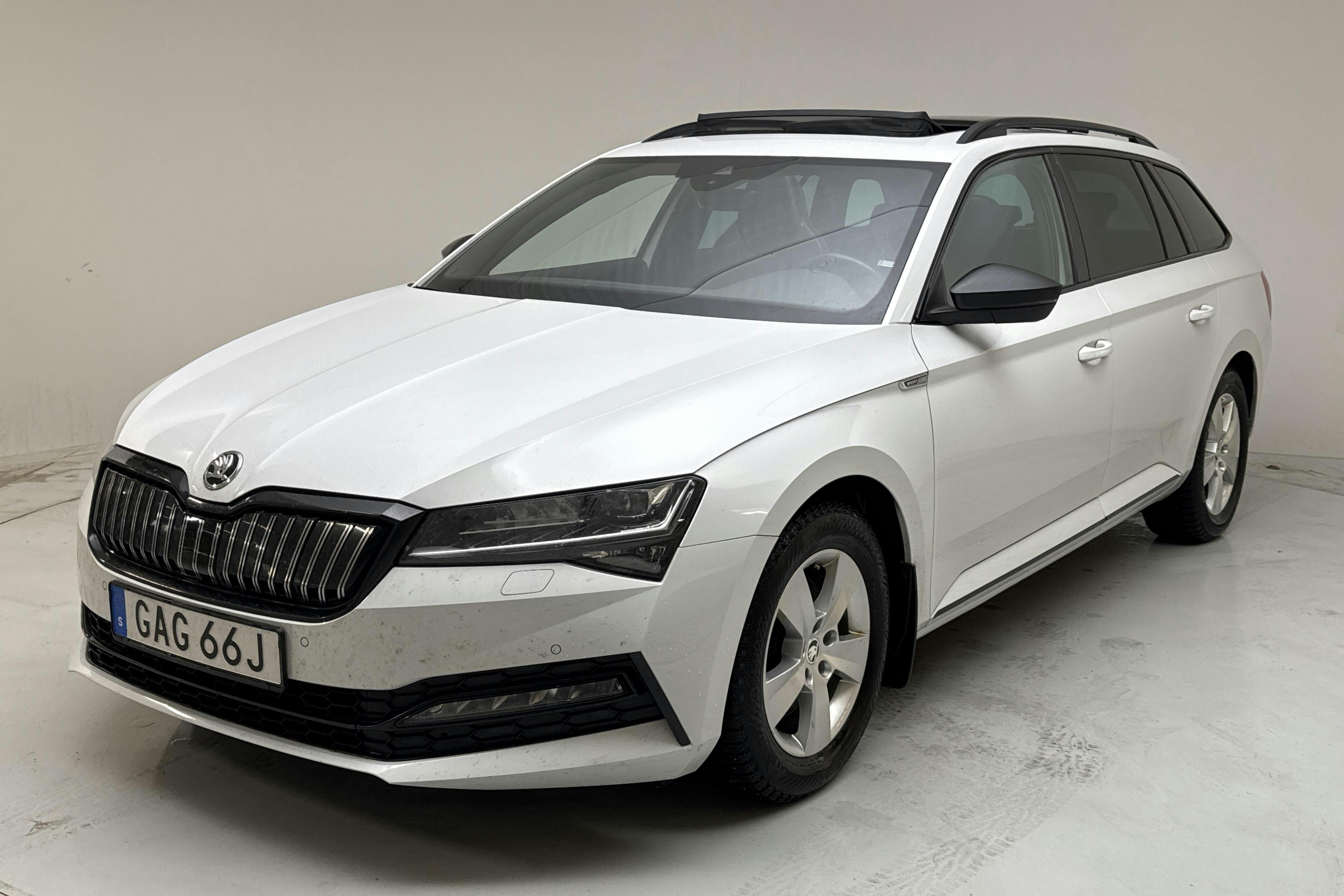 Presentation photo 1 of 17: Skoda Superb 1.4 TSI PHEV Kombi (218hk) - 139 480 km - Automatic - white - 2020