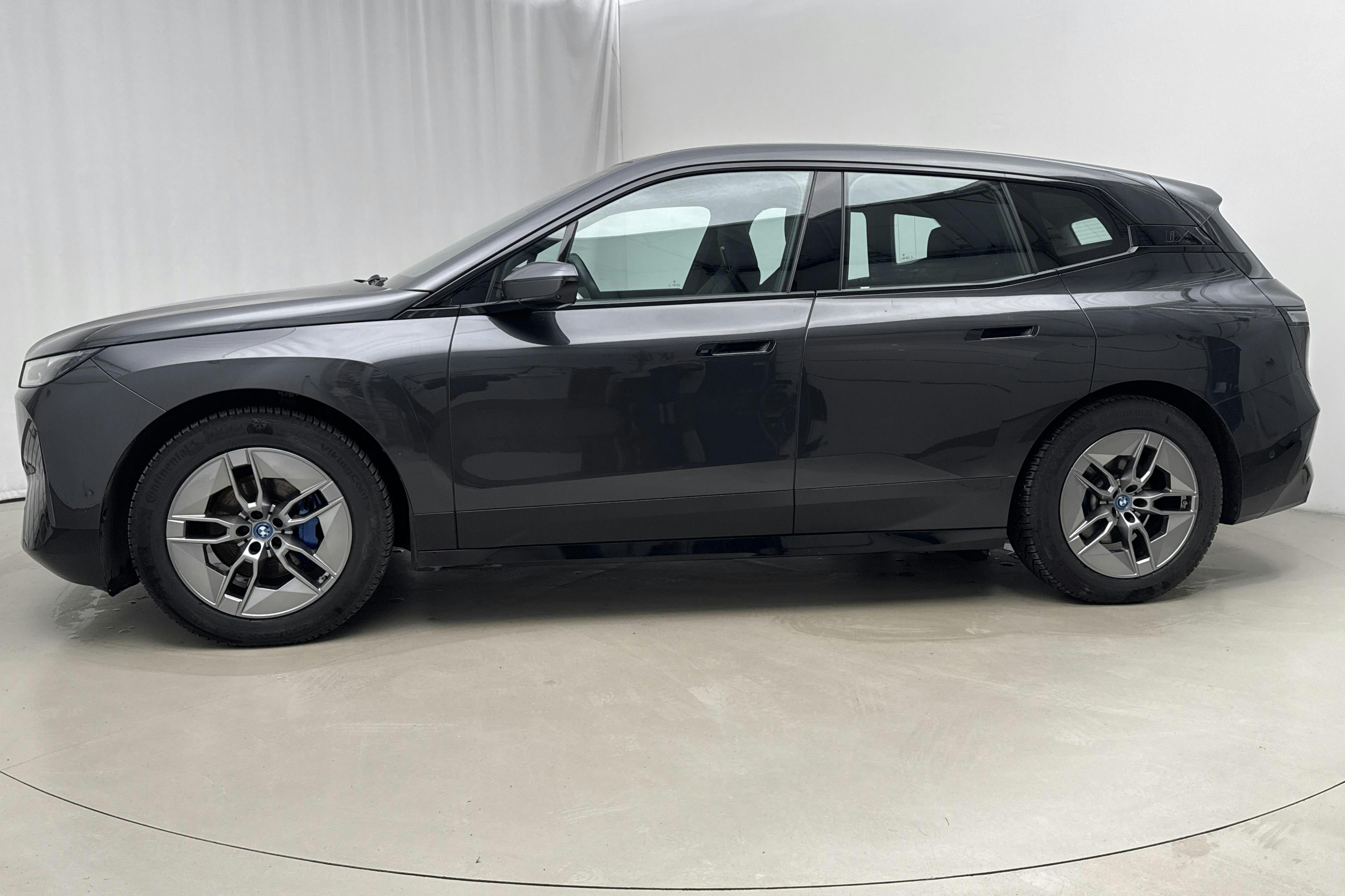 Zdjęcie prezentacyjne 2 z 24: BMW iX xDrive40, I20 (310hk) - 20 470 km - Automatyczna - szary - 2023