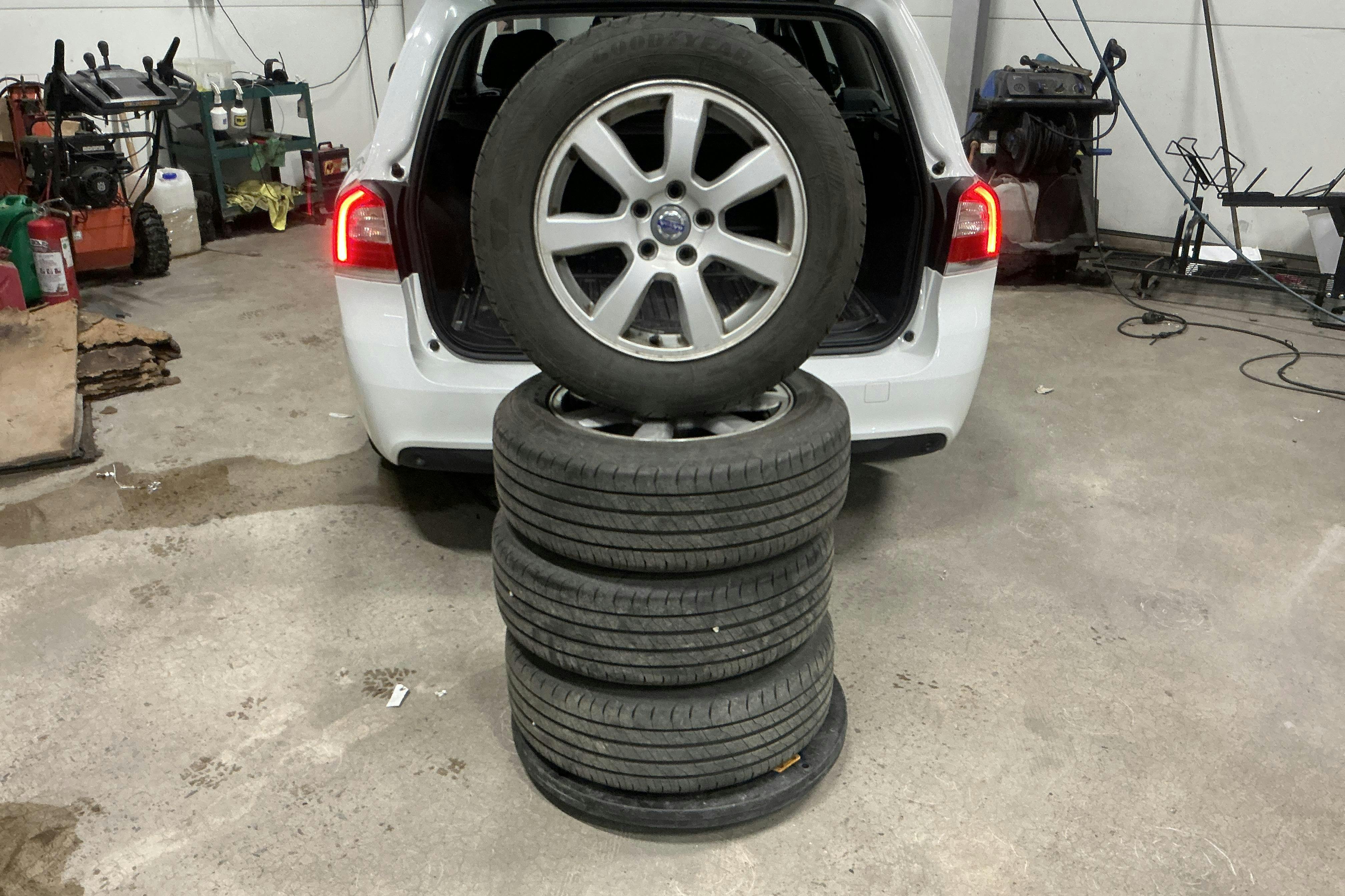 Presentation photo 12 of 12: Volvo V70 II D2 (115hk) - 88 940 km - Manual - white - 2014