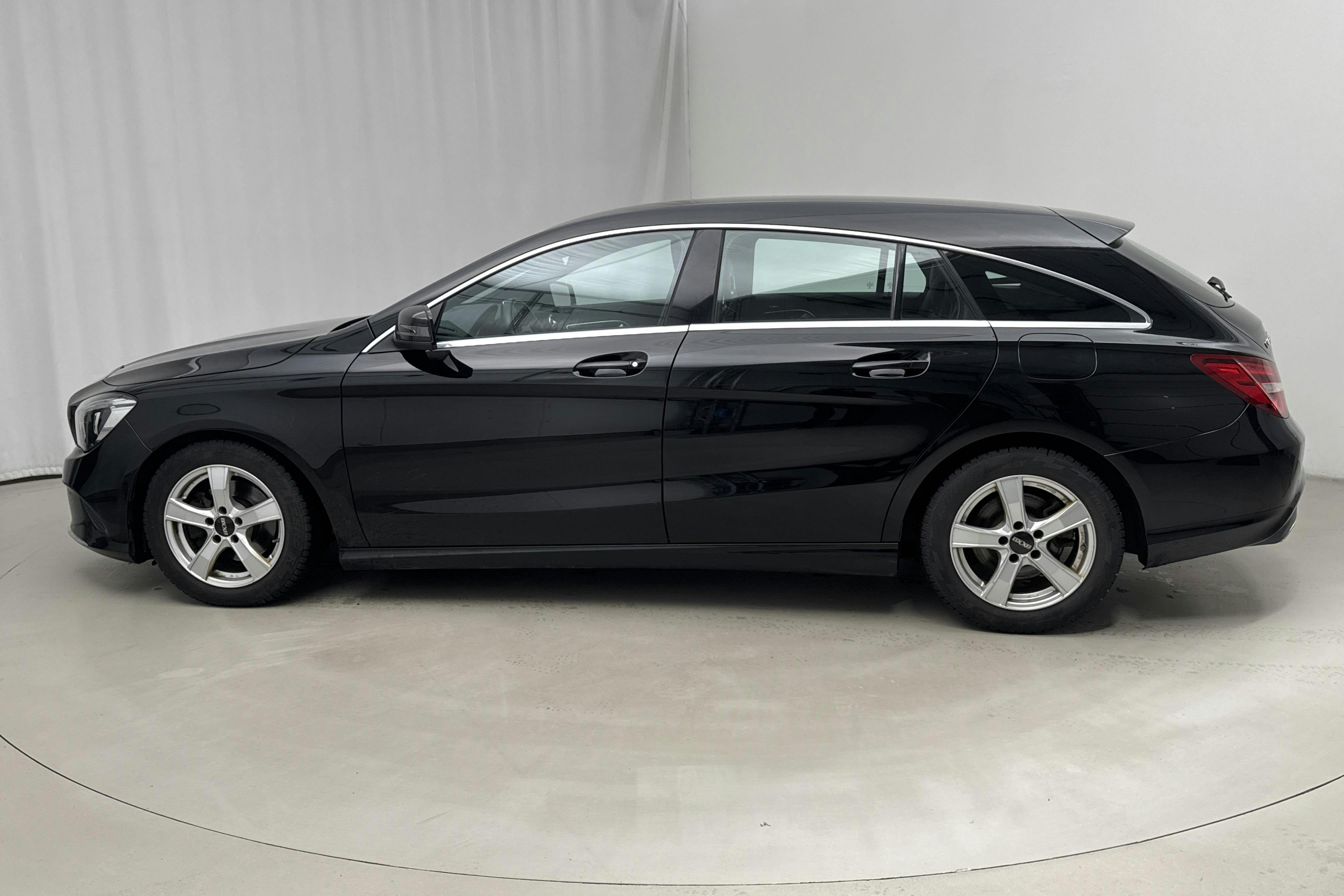 Presentationsfoto 2 av 12: Mercedes CLA 200 d Shooting Brake X117 (136hk) - 12 191 mil - Automat - svart - 2018