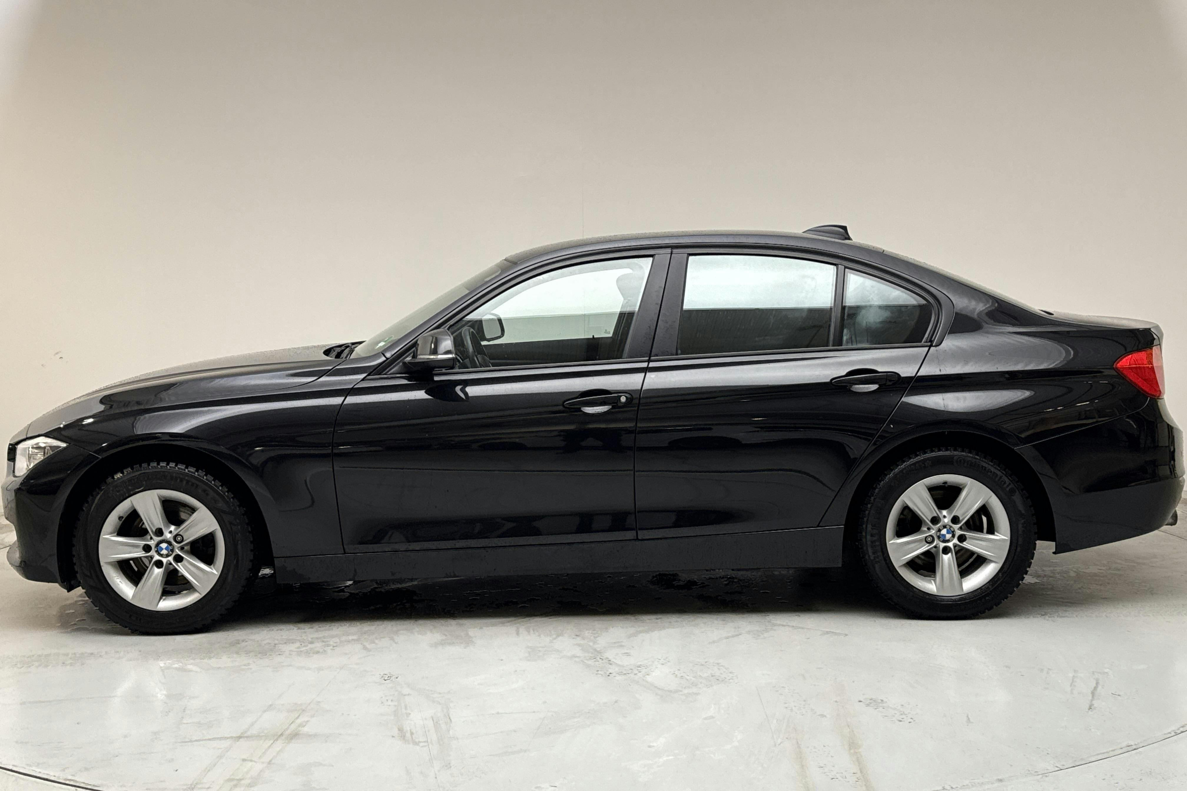 Presentation photo 2 of 14: BMW 320d Sedan, F30 (184hk) - 193 980 km - Manual - black - 2012
