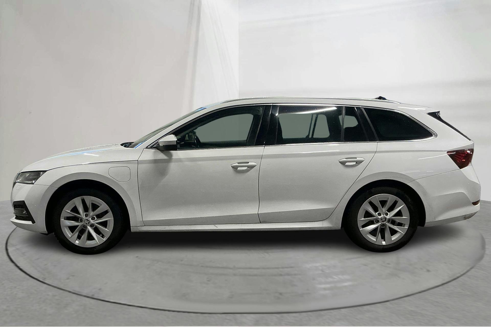 Presentationsfoto 2 av 16: Skoda Octavia 1.4 iV PHEV Combi (204hk) - 10 912 mil - Automat - vit - 2021