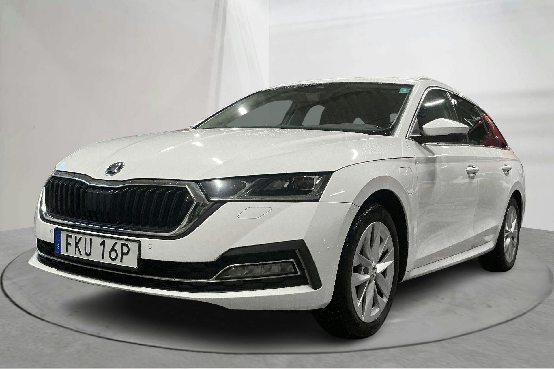 Presentationsfoto 1 av 16: Skoda Octavia 1.4 iV PHEV Combi (204hk) - 10 912 mil - Automat - vit - 2021