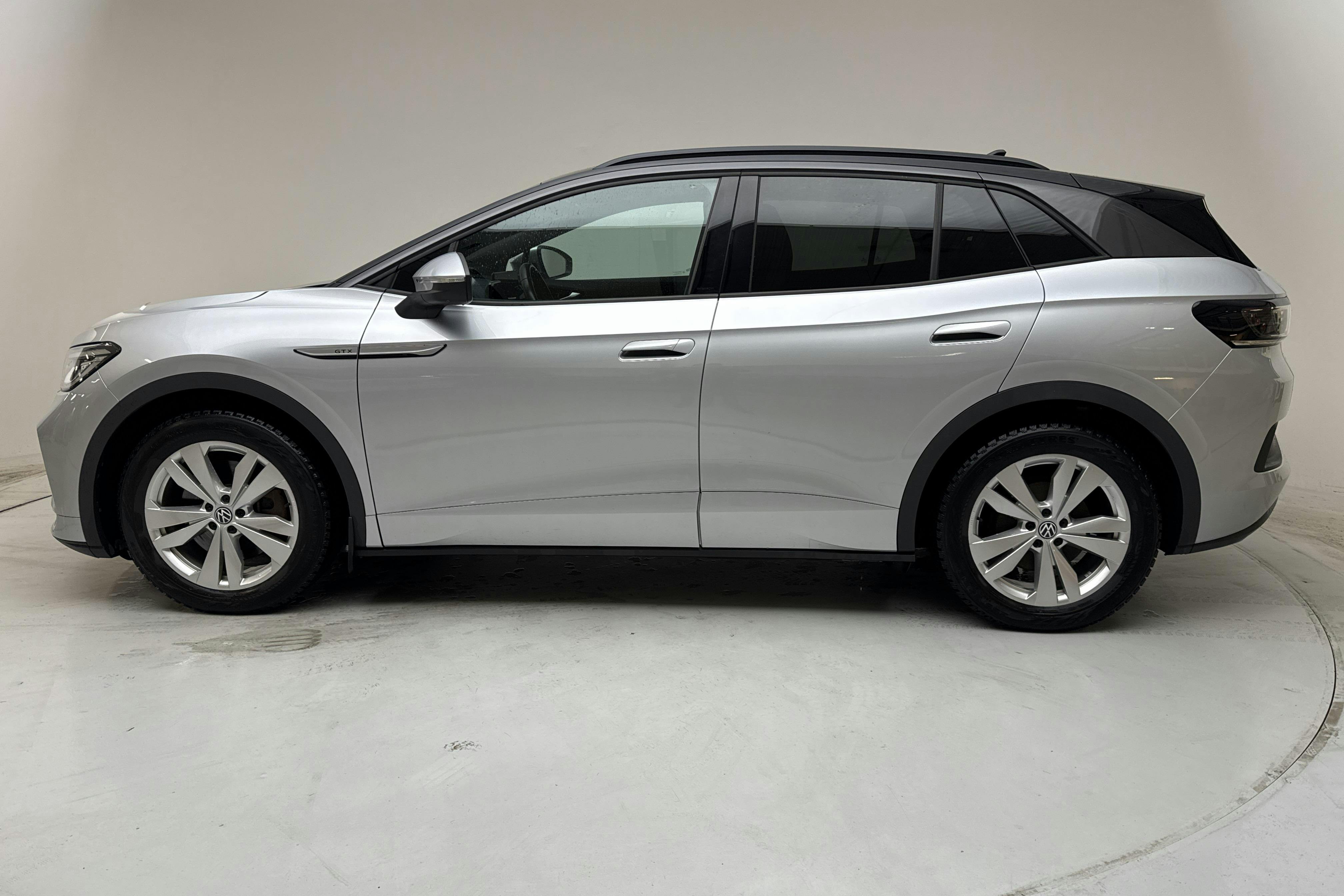 Presentationsfoto 2 av 17: VW ID.4 GTX 77kWh AWD (299hk) - 8 558 mil - Automat - silver - 2022