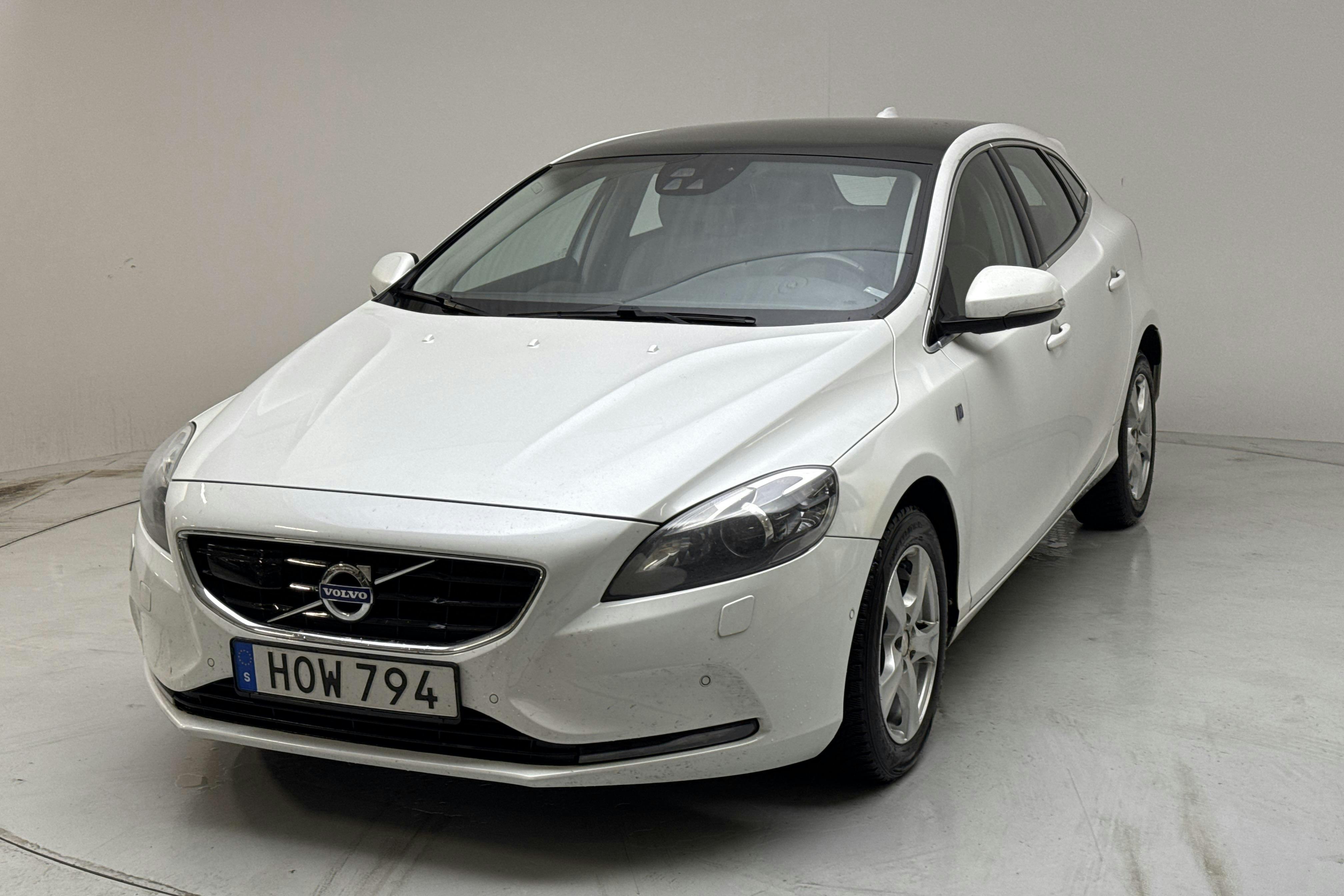 Presentationsfoto 1 av 18: Volvo V40 D4 (190hk) - 22 561 mil - Automat - vit - 2015