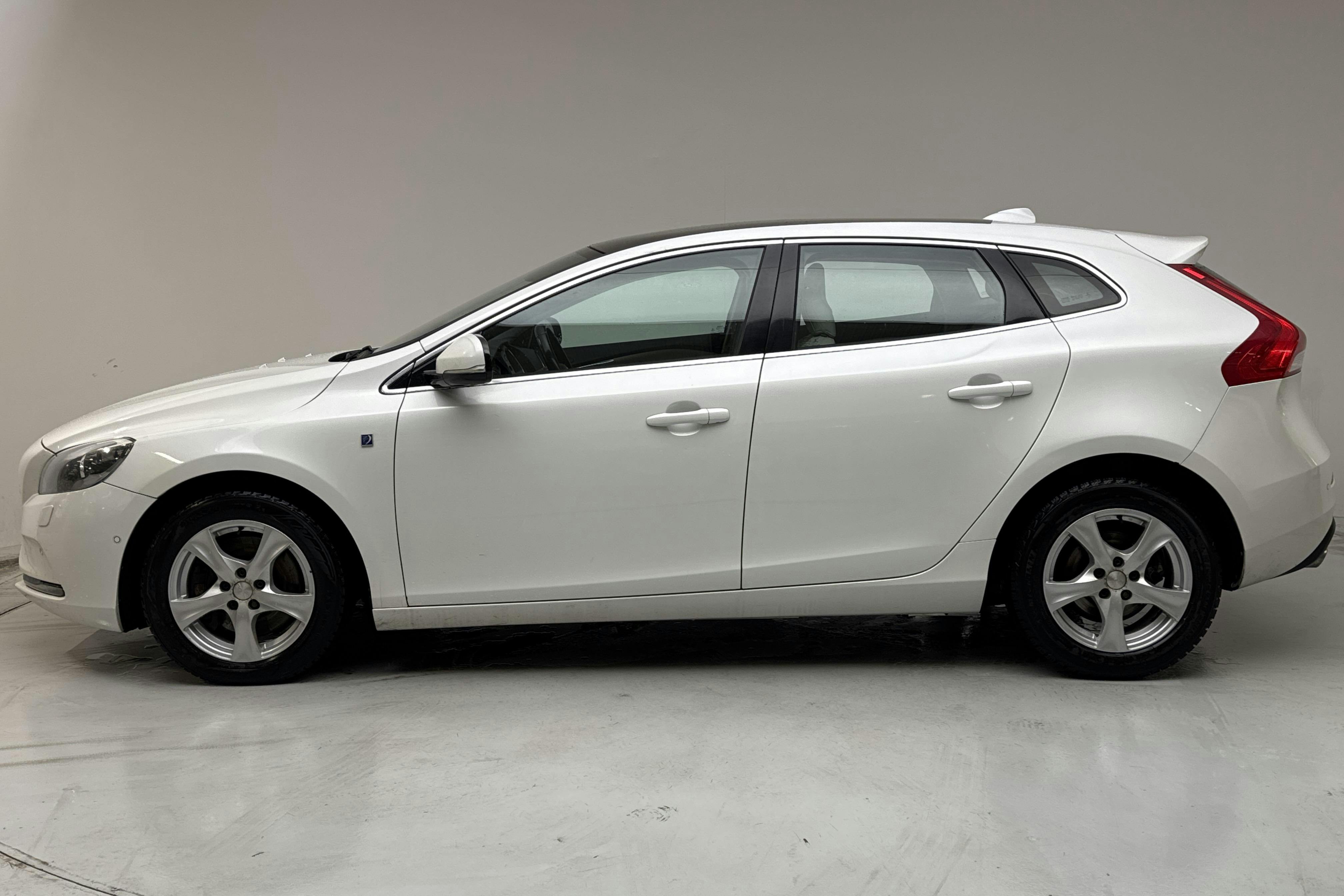 Presentationsfoto 2 av 18: Volvo V40 D4 (190hk) - 22 561 mil - Automat - vit - 2015