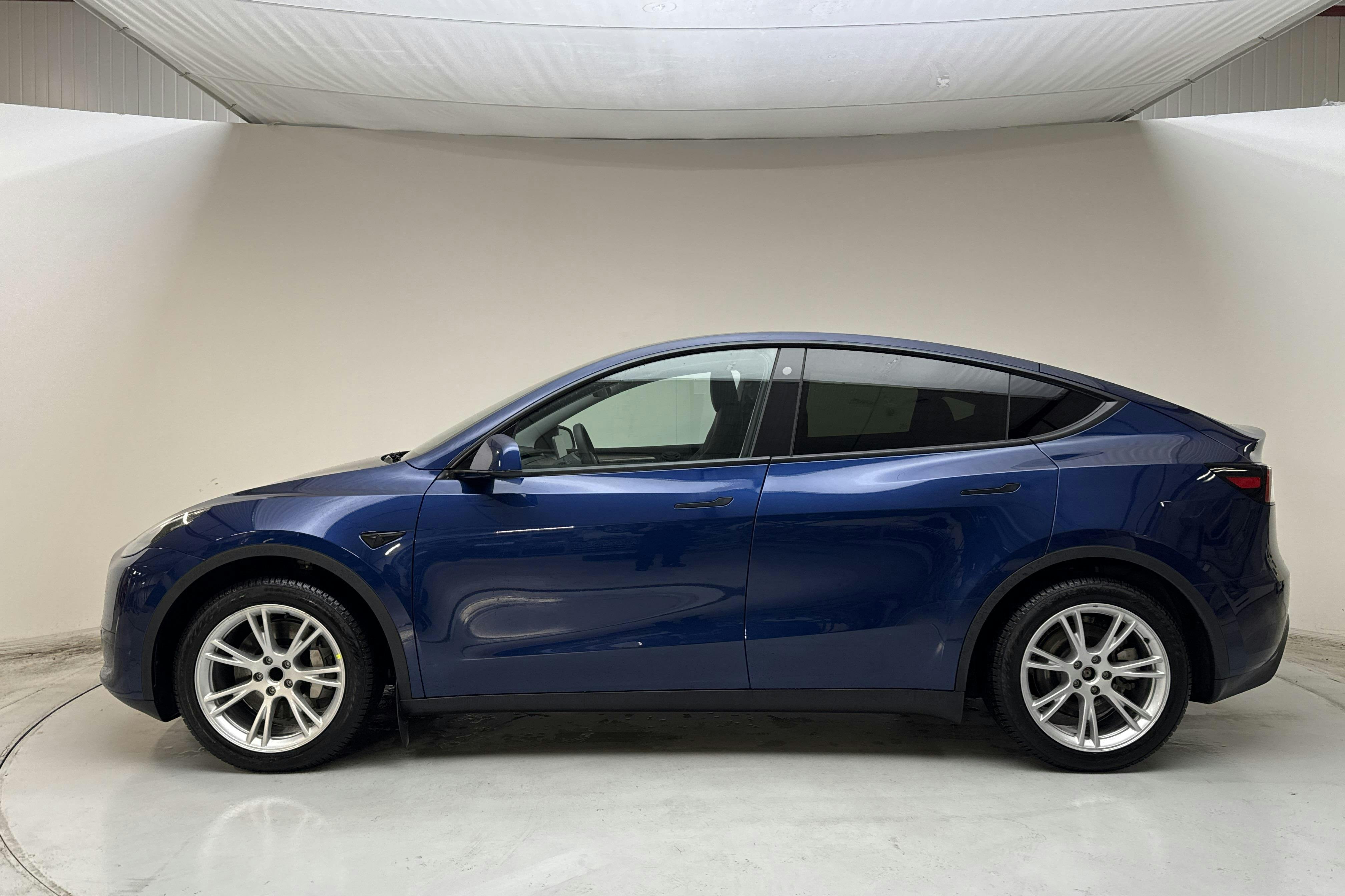 Presentation photo 2 of 18: Tesla Model Y RWD - 47 410 km - Automatic - blue - 2023