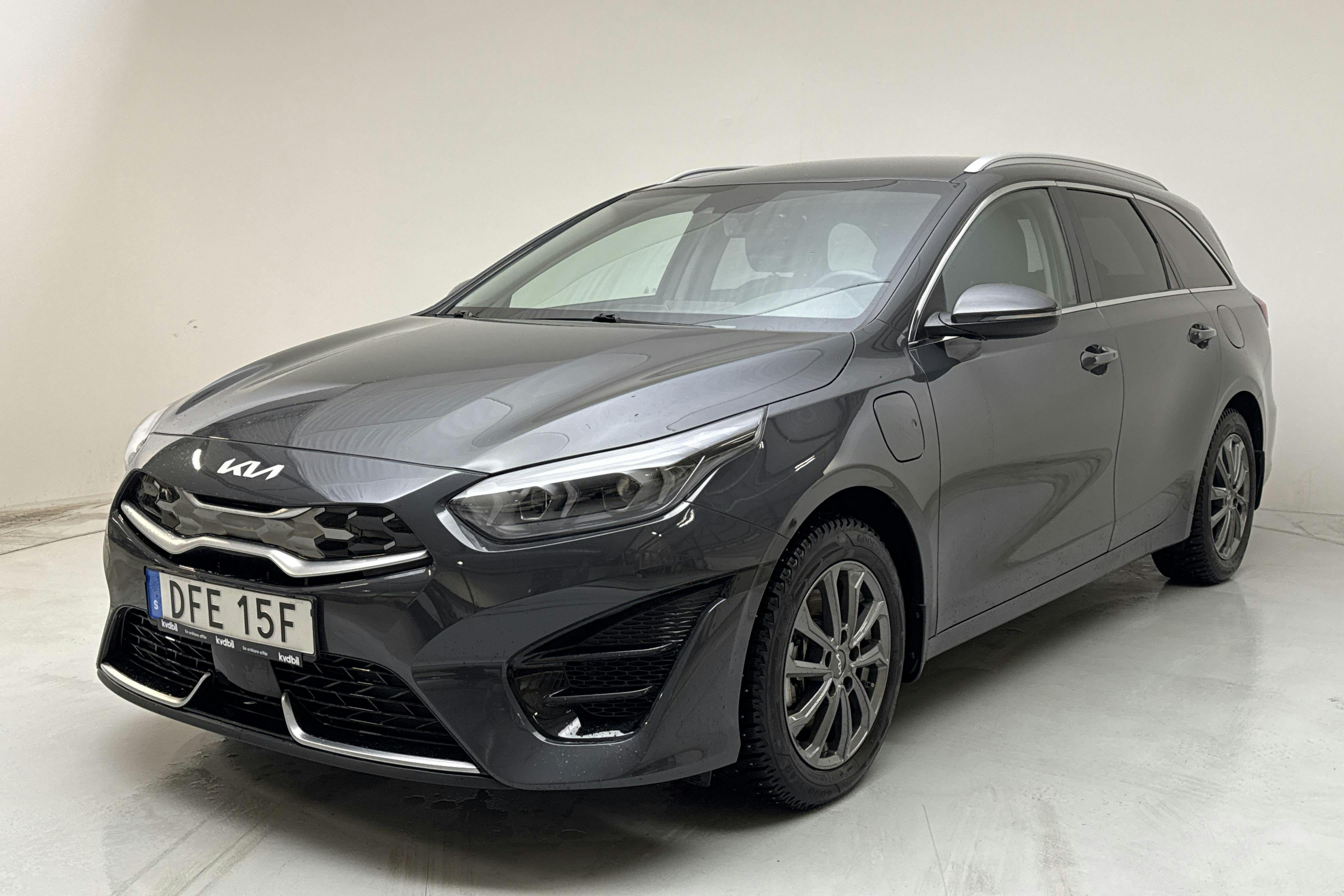 Presentation photo 1 of 17: KIA Ceed 1.6 Plug-in Hybrid SW (141hk) - 19 700 km - Automatic - gray - 2023