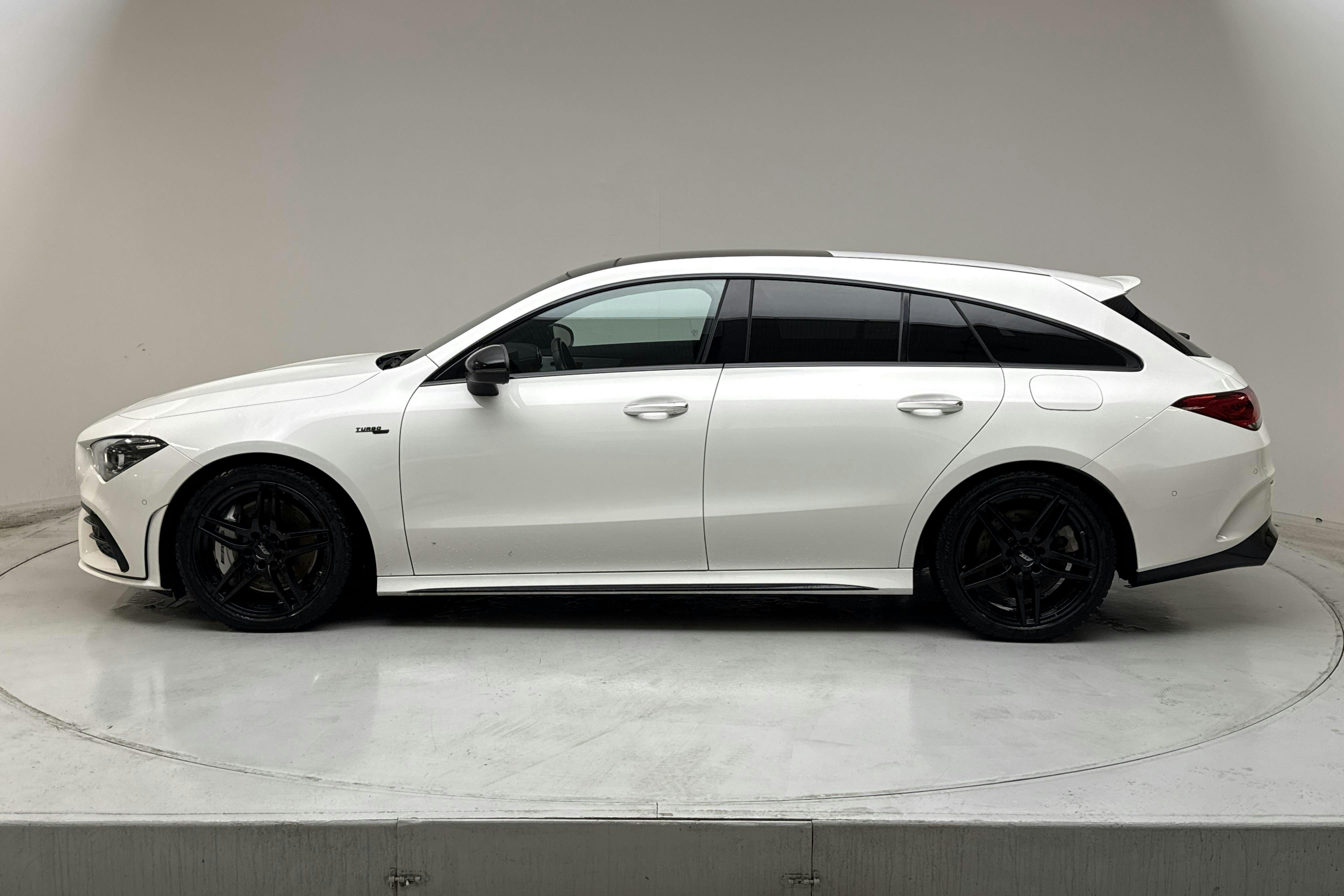 Presentation photo 2 of 23: Mercedes CLA 35 AMG 4MATIC Shooting Brake X118 (306hk) - 94 980 km - Automatic - white - 2022