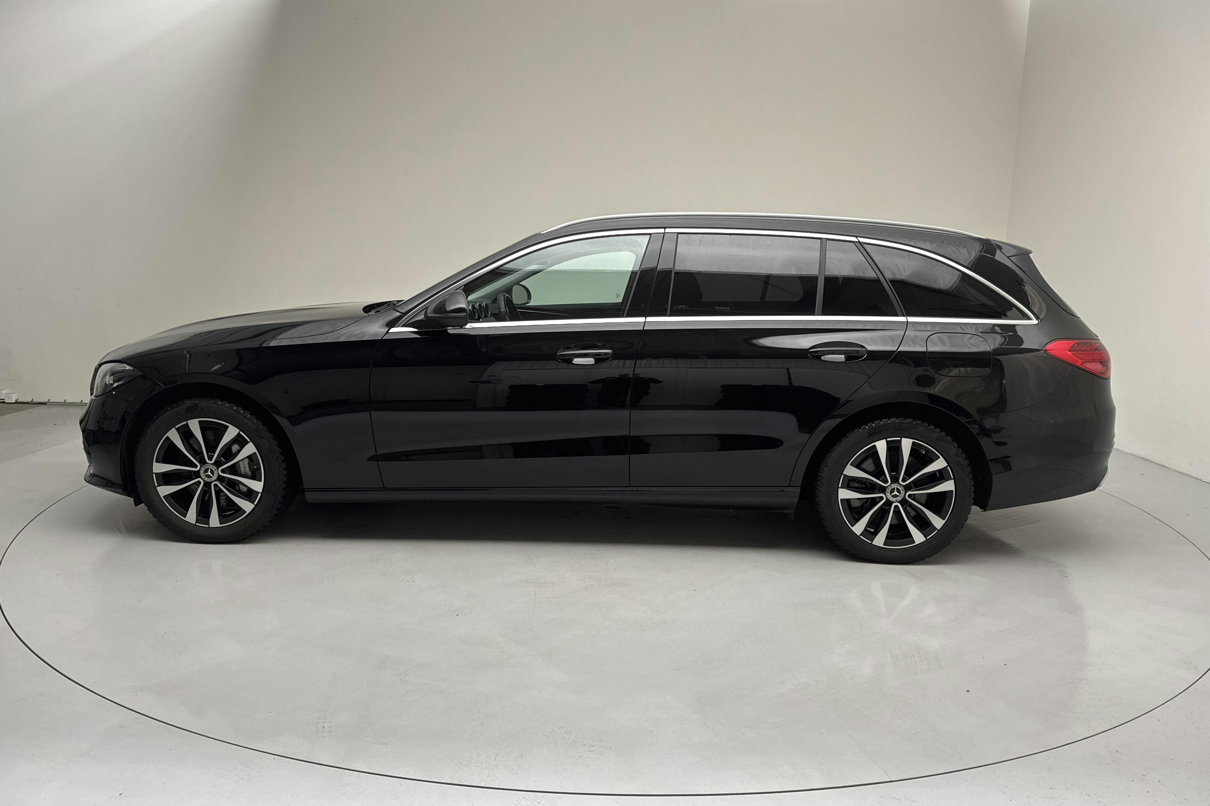 Esittelykuva 2 osoitteesta 18: Mercedes C 300 e Kombi S206 (333hk) - 57 340 km - Automaattinen - musta - 2023