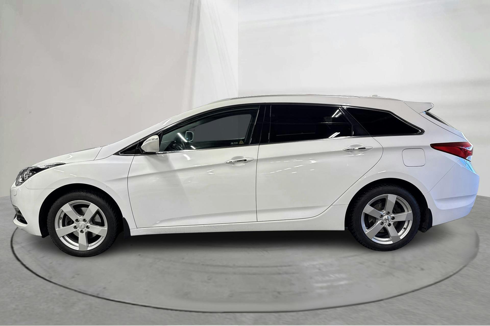 Presentation photo 2 of 15: Hyundai i40 1.7 D Kombi (141hk) - 152 350 km - Manual - white - 2016