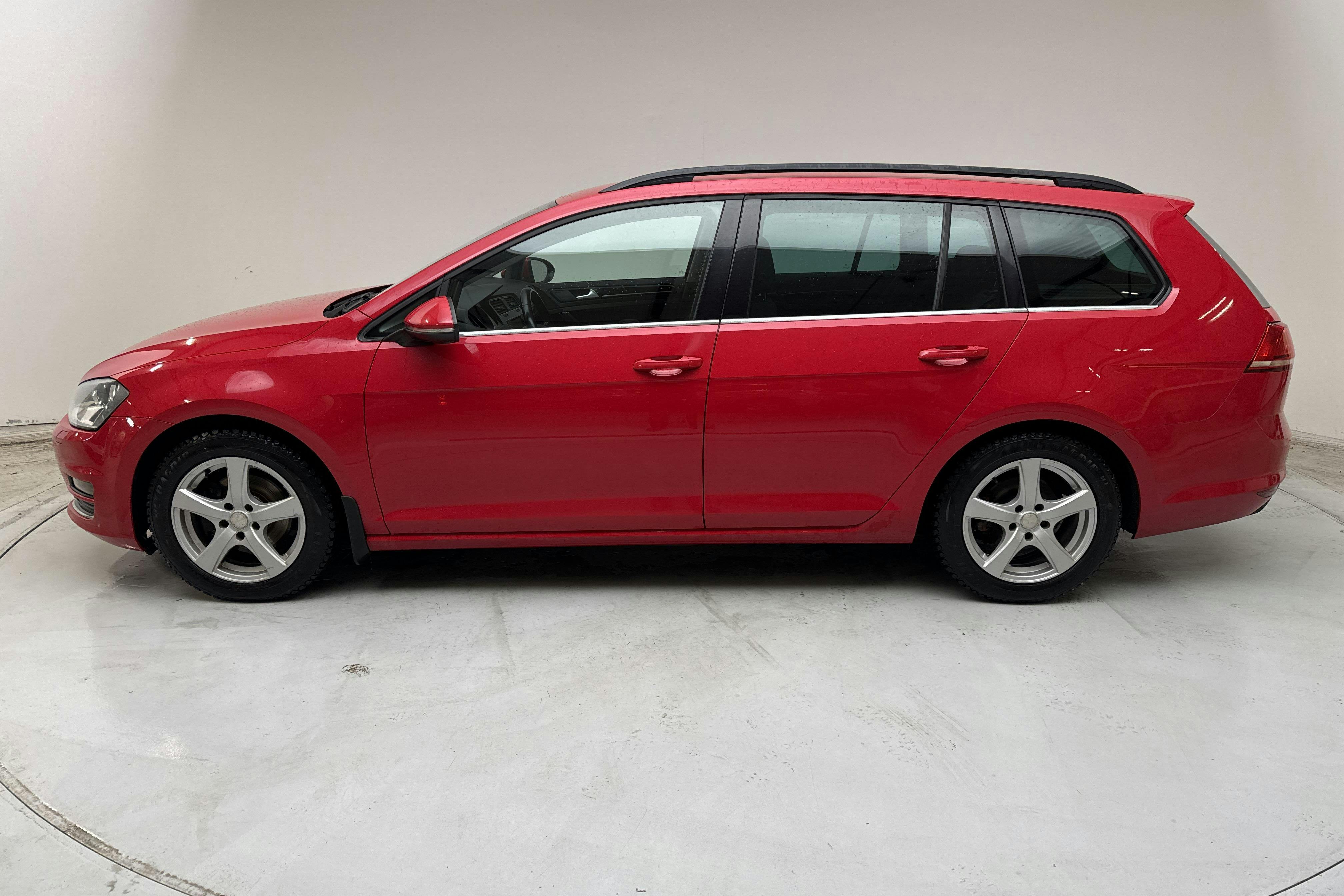 Esittelykuva 2 osoitteesta 14: VW Golf VII 1.4 TSI Sportscombi (140hk) - 217 440 km - Manuaalinen - punainen - 2014