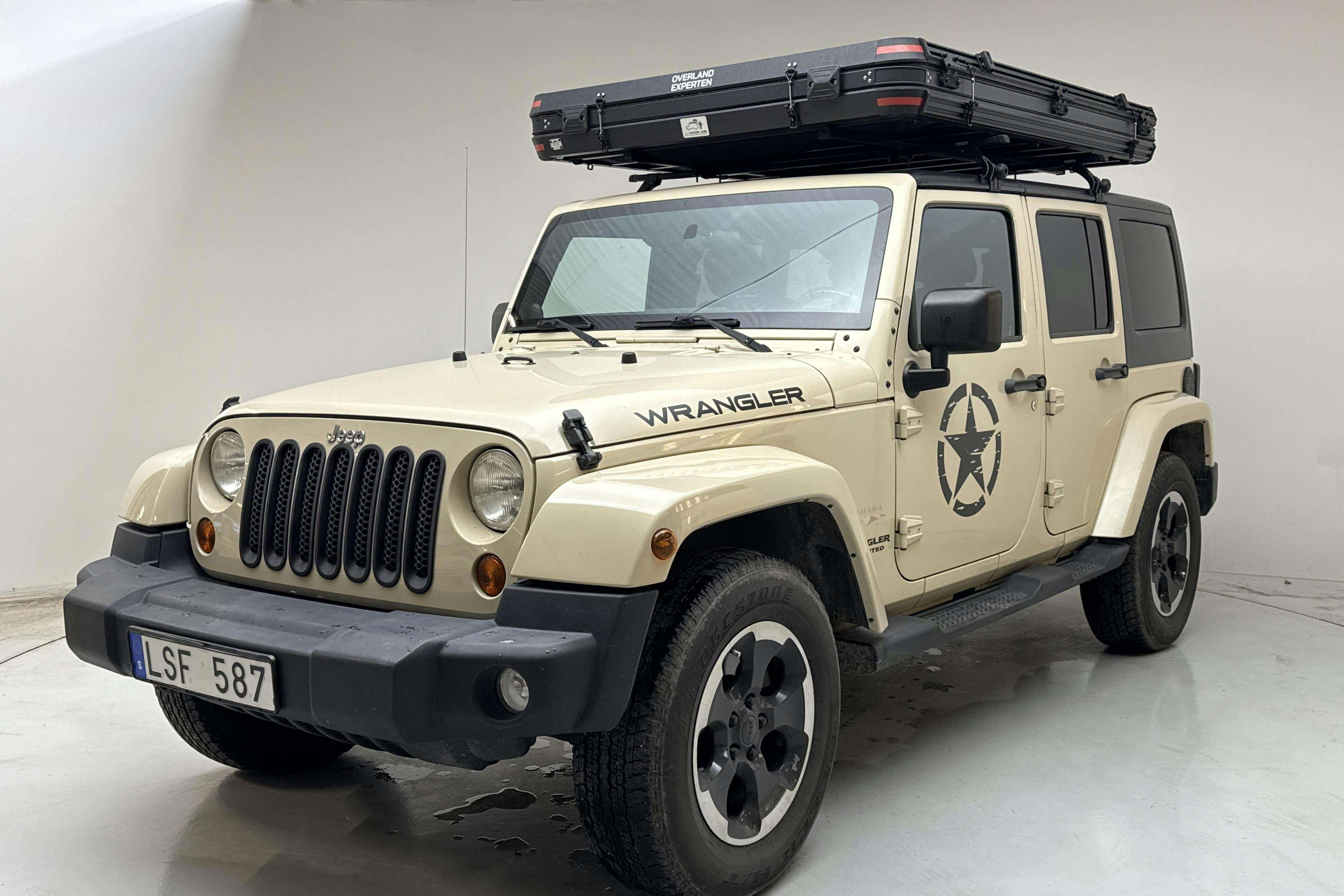 Presentation photo 1 of 15: Jeep Wrangler Unlimited 3.8 (199hk) - 117 600 km - Automatic - Light Brown - 2011