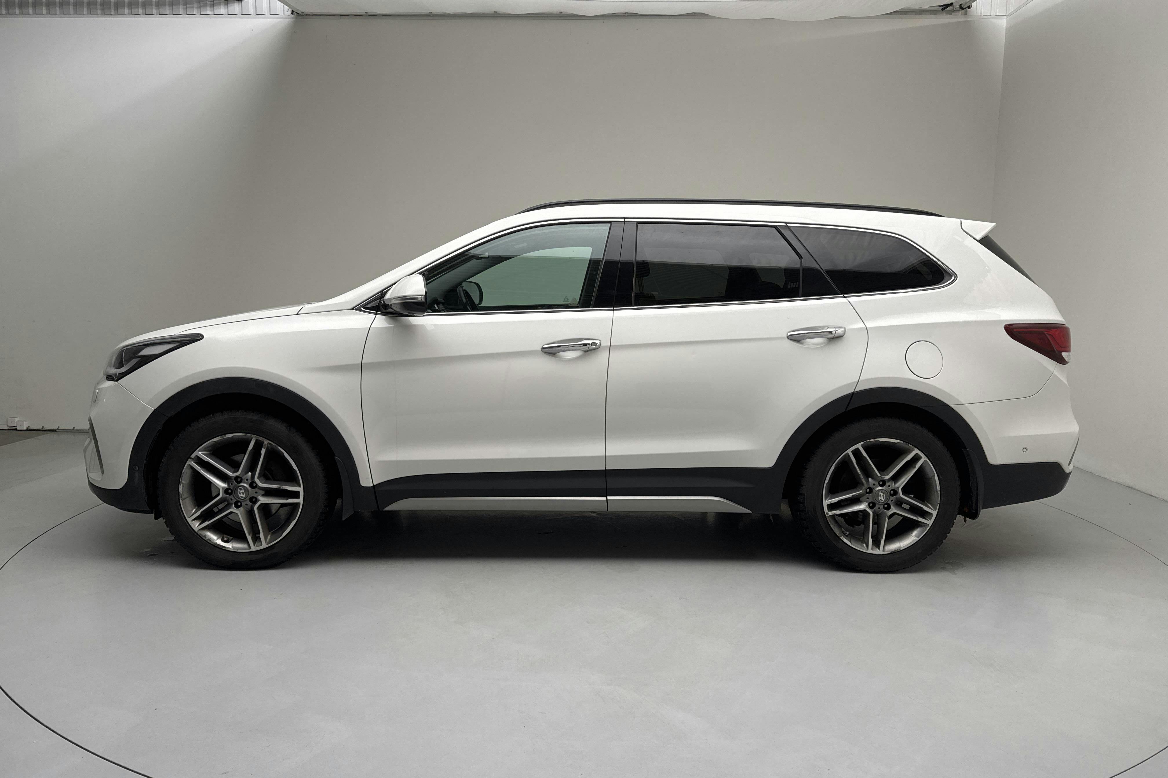 Zdjęcie prezentacyjne 2 z 18: Hyundai Grand Santa Fé 2.2 D 4WD (197hk) - 170 560 km - Automatyczna - biały - 2018