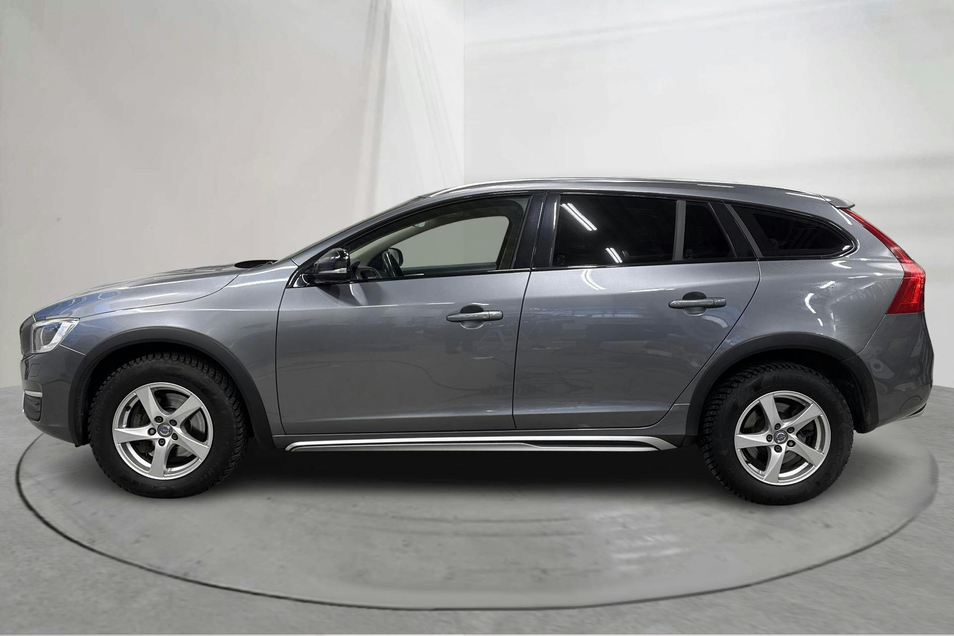 Presentationsfoto 2 av 18: Volvo V60 D4 Cross Country AWD (190hk) - 15 617 mil - Automat - grå - 2017