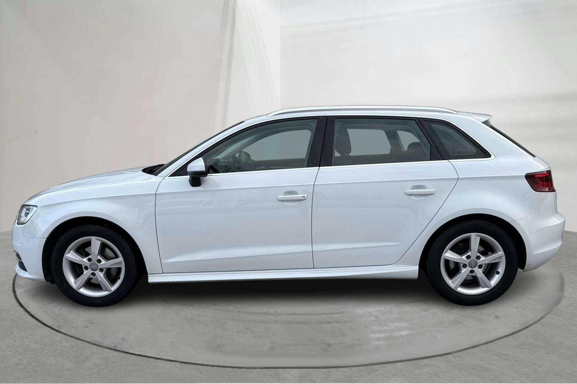 Presentation photo 2 of 13: Audi A3 1.6 TDI Ultra Sportback (110hk) - 137 350 km - Manual - white - 2015