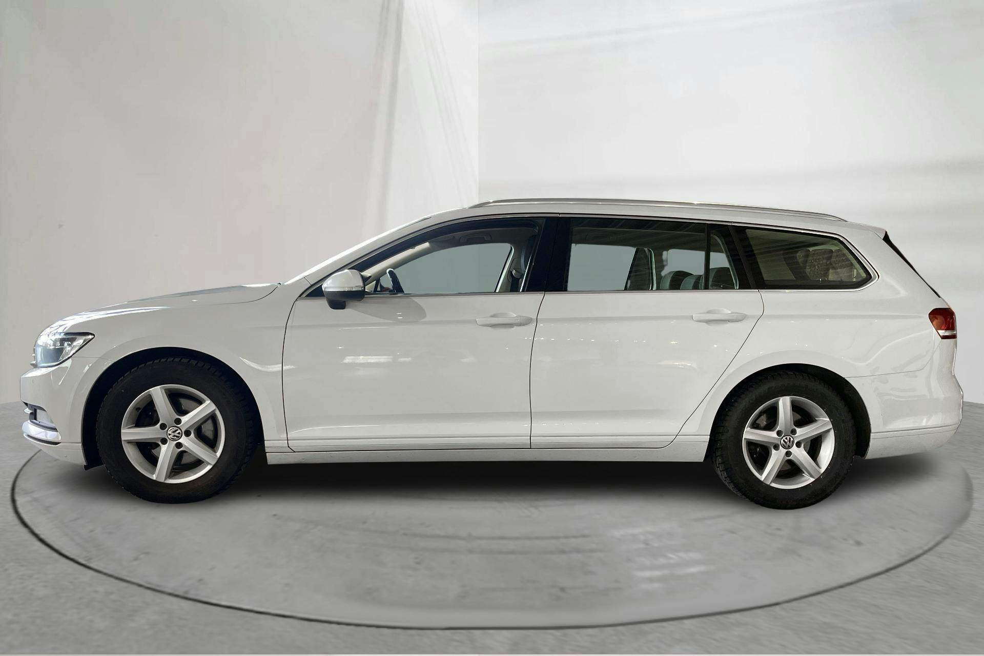 Esittelykuva 2 osoitteesta 14: VW Passat 2.0 TDI Sportscombi (150hk) - 299 790 km - Manuaalinen - valkoinen - 2015