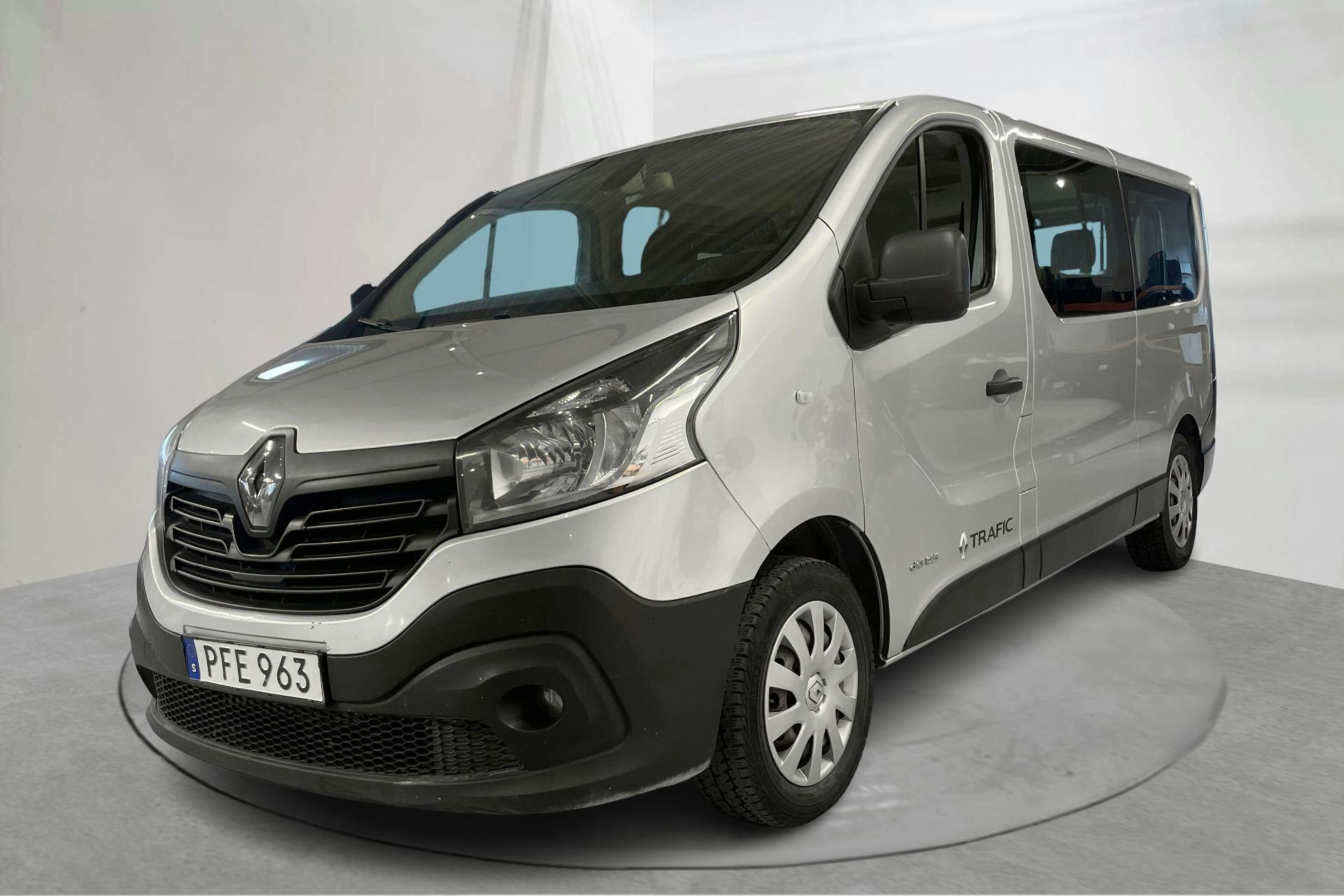 Presentation photo 1 of 16: Renault Trafic 1.6 dCi Buss (125hk) - 216 940 km - Manual - silver - 2017